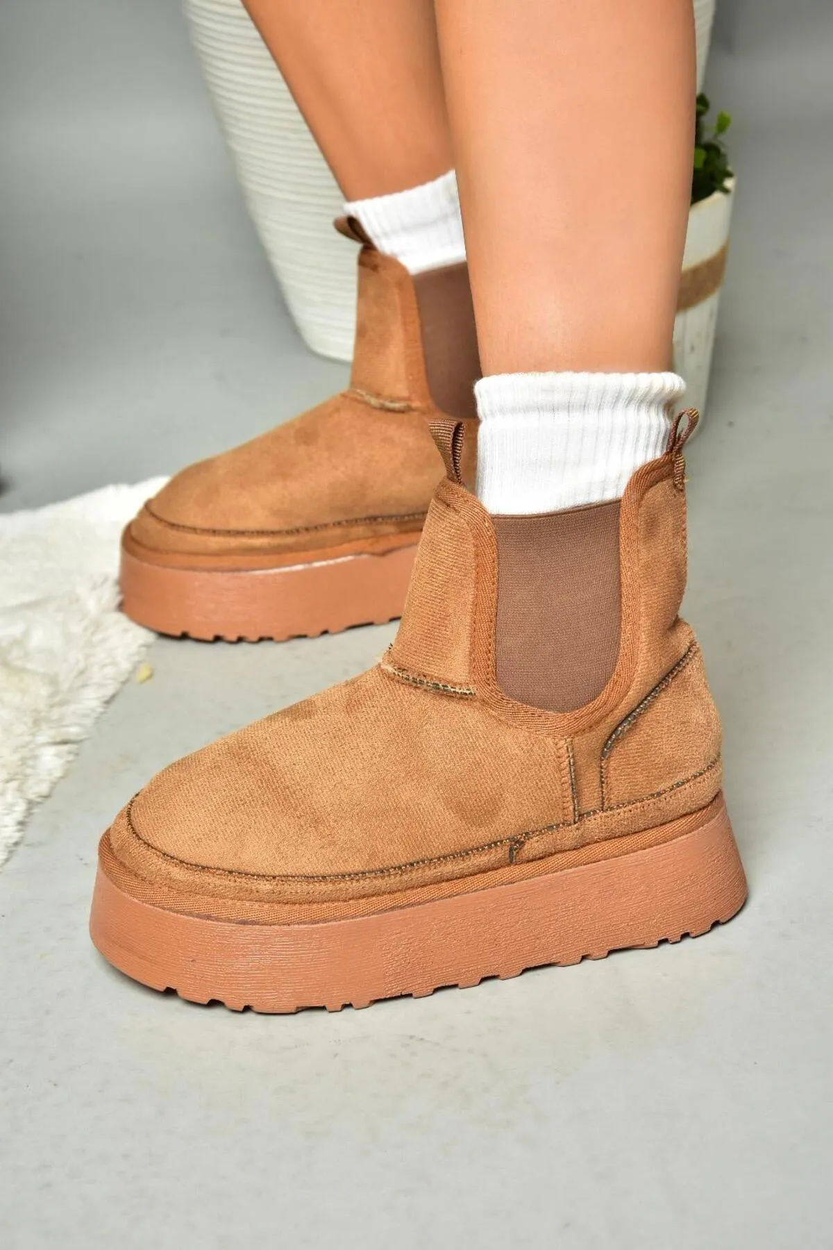 Fox Shoes  R612055302 Halbhohe Damenstiefel aus hellbraunem Wildleder mit dicker Sohle und haariger Innenseite