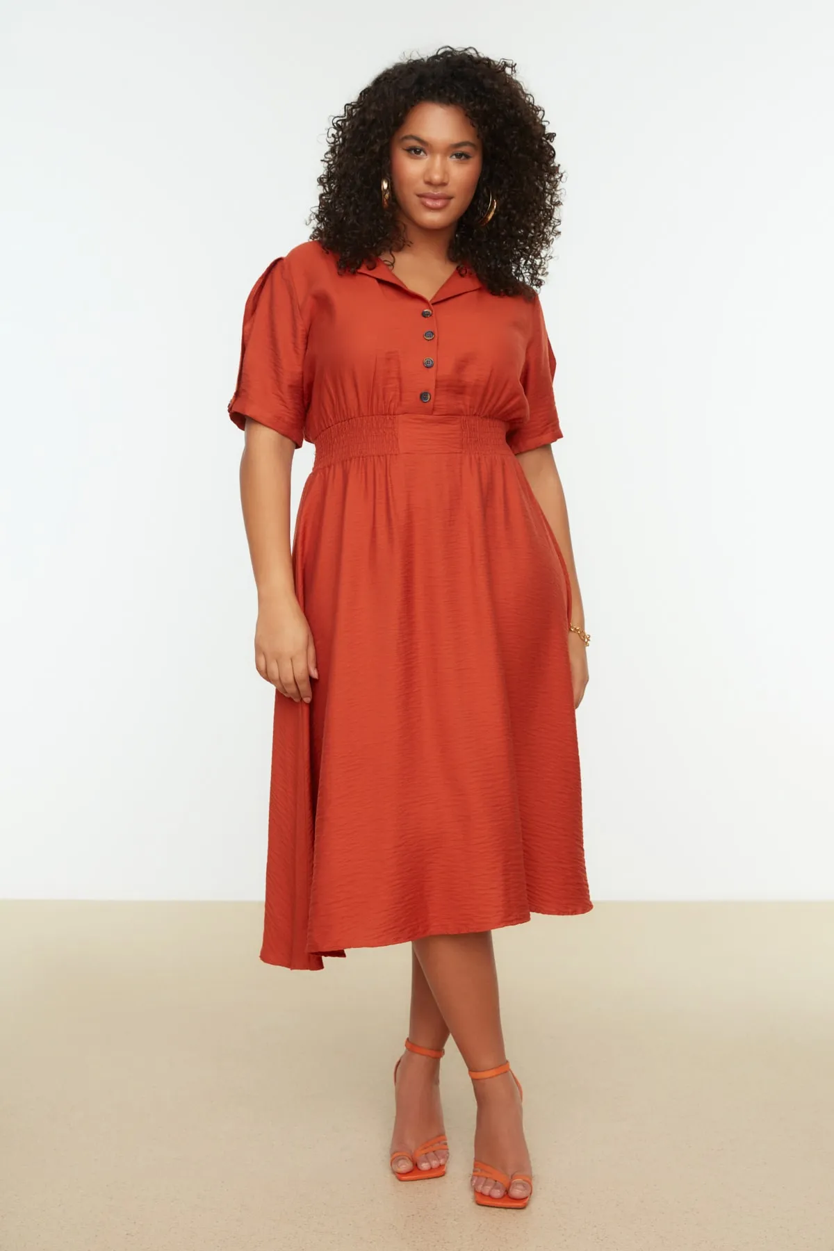 Trendyol Curve  Orangefarbenes Kleid mit gewebter elastischer Taille und Knopfdetail TBBSS22EL1563