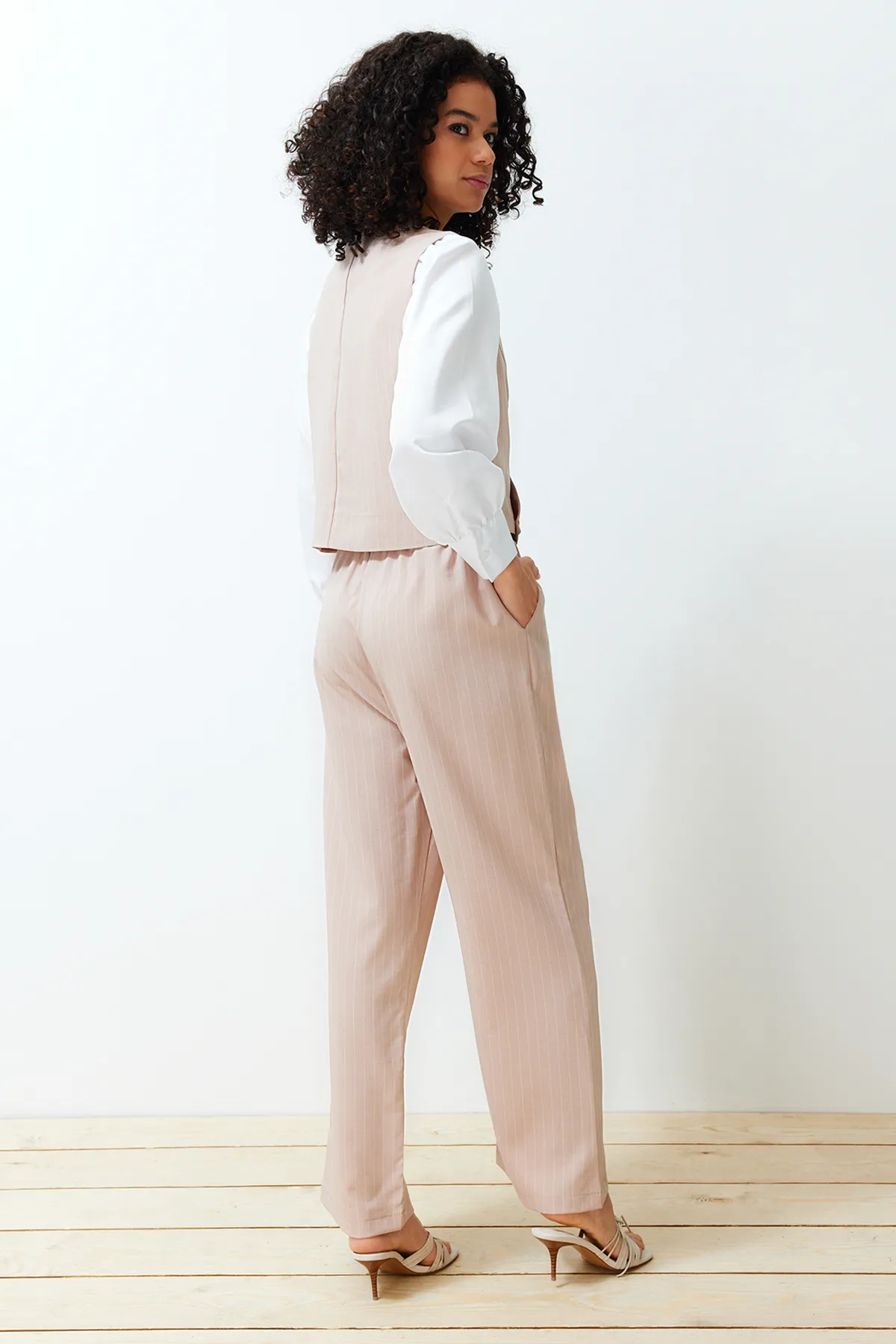 Trendyol Modest  Steinfarbenes Set mit zweireihiger Weste und Hose aus gewebtem Unterteil und Oberteil TCTSS24US00032