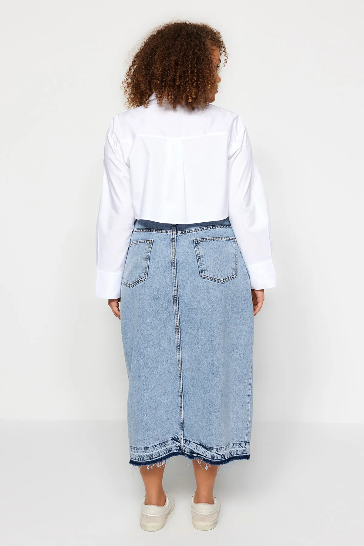 Trendyol Curve  Blauer Jeansrock mit Schlitz vorne TBBSS23AZ00054