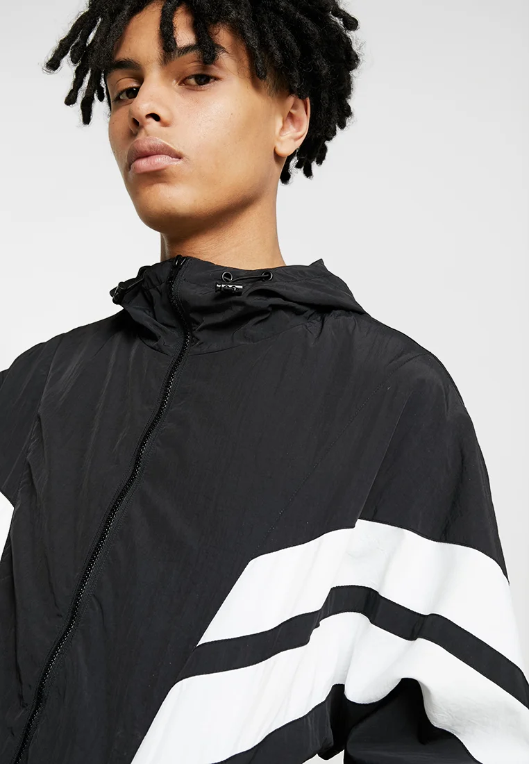 Chaqueta deportiva con paneles arrugados de Urban Classics - Chaqueta ligera