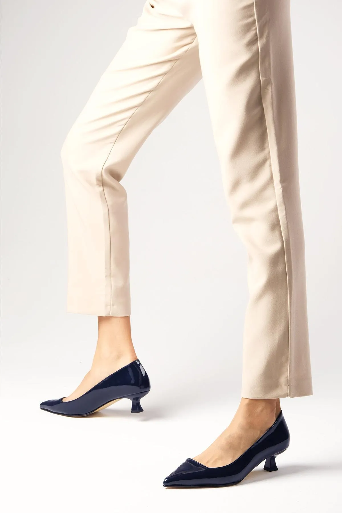 Mio Gusto  Carmen Marineblaue Lackleder-Schuhe mit niedrigem Absatz