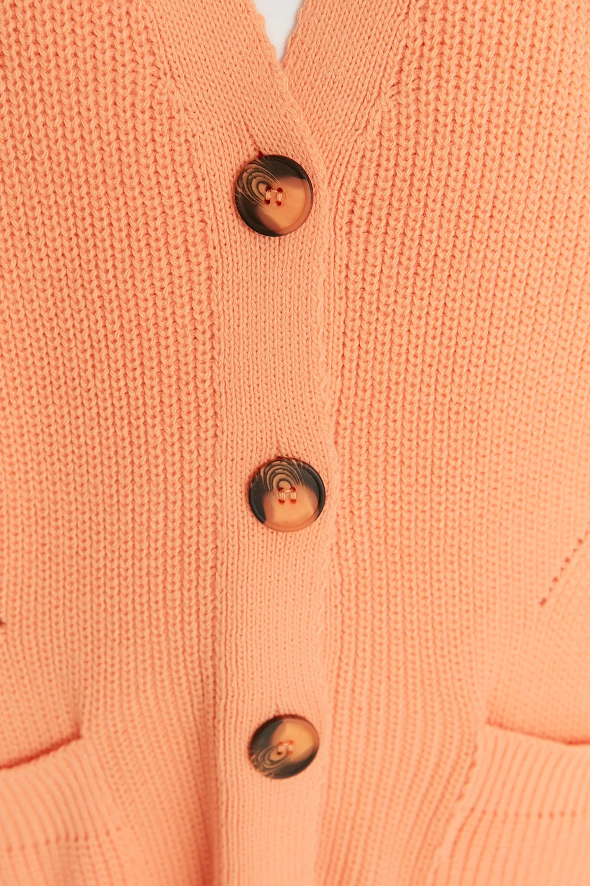 Trendyol Modest  Hellorangefarbener Thessaloniki-Strickpullover mit Knochenknöpfen und Taschendetails TCTAW23HI00026