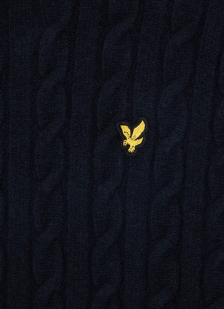 Sweter Lyle & Scott o splocie warkoczowym z haftowanym logo