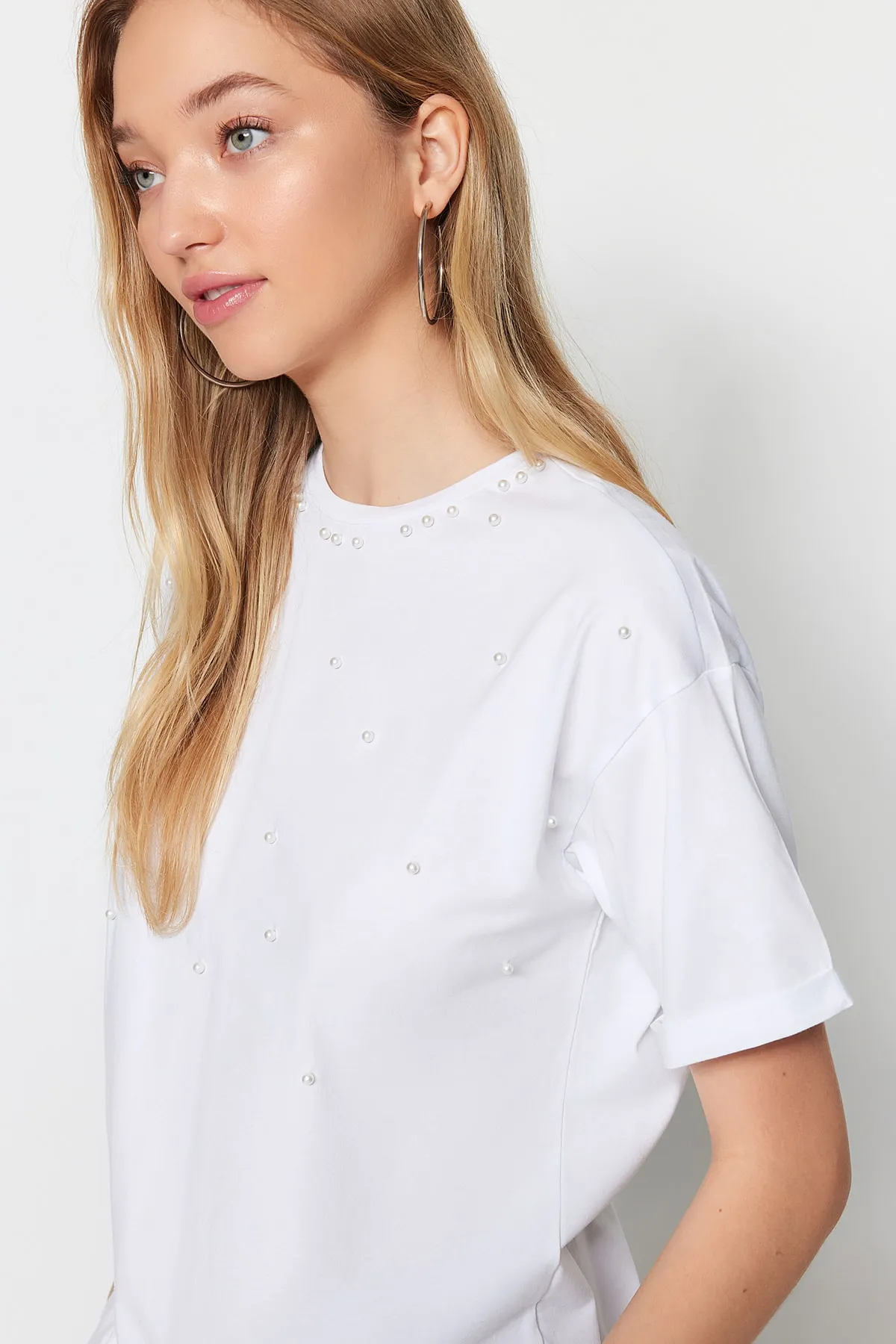 Trendyol Modest  Weißes T-Shirt aus gestricktem Perlendetail mit halblangen Ärmeln TCTSS23RT00002