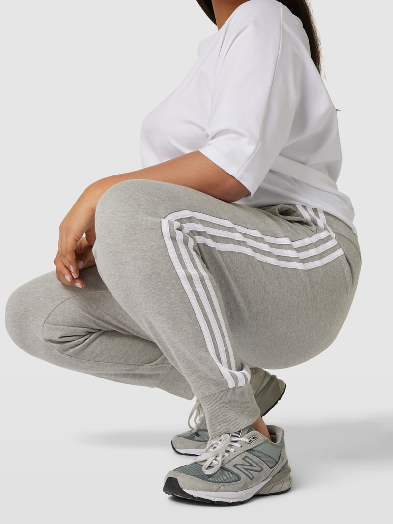 Sweatpants mit Label-Stitching in mittelgrau meliert