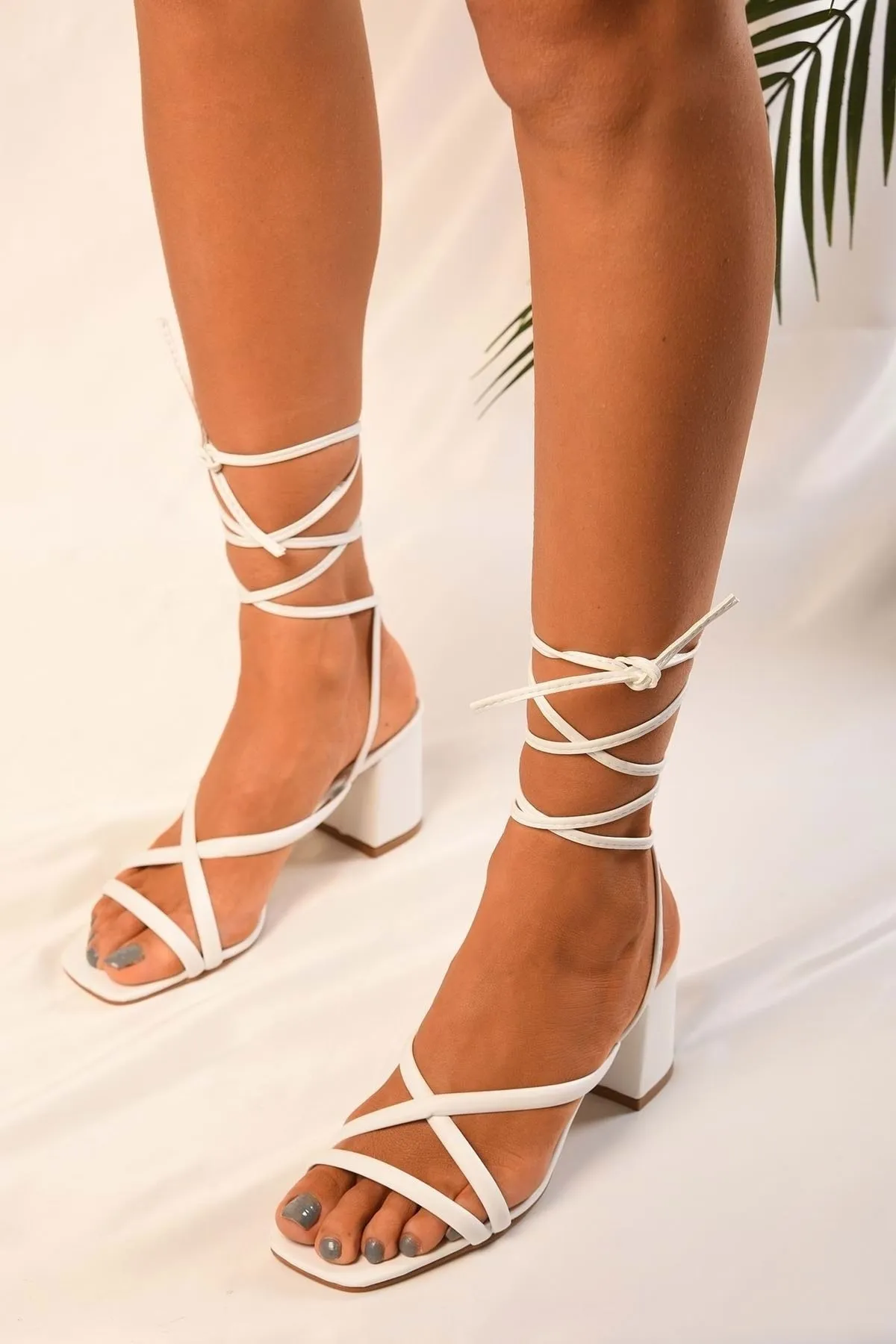 Shoeberry  Weiße Zerlan-Sandalen mit Knöchelriemen und Absatz für Damen