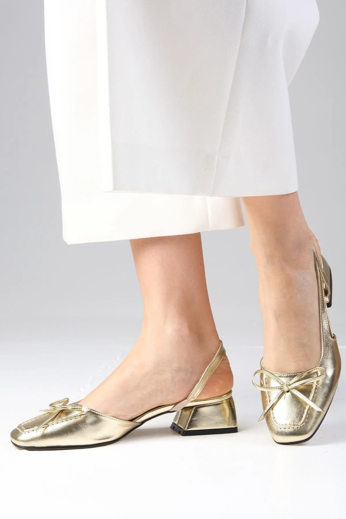 Mio Gusto  Bria Goldfarbene Damenschuhe mit kurzem Absatz und offenem Rücken