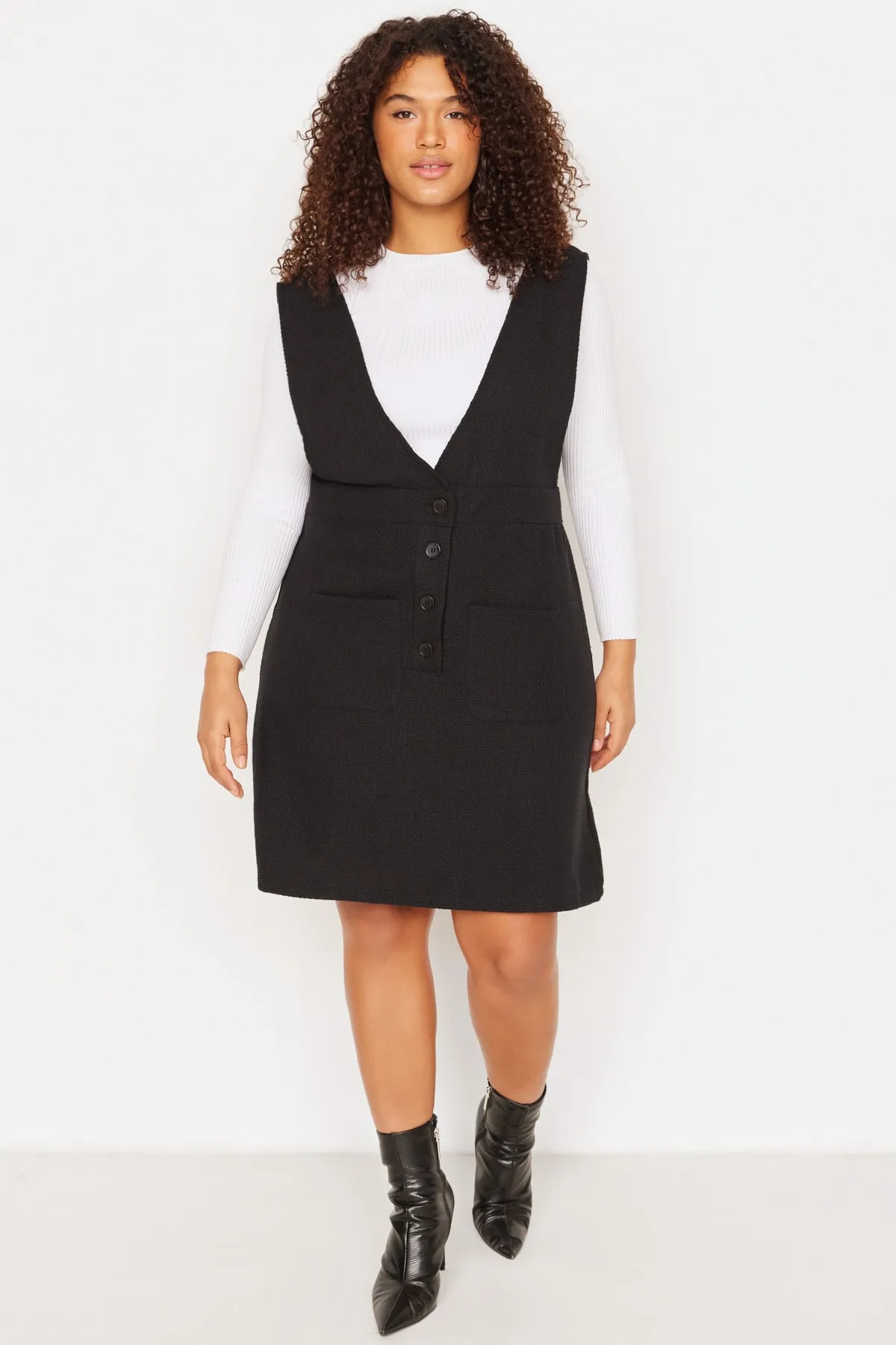 Trendyol Curve  Schwarzes Tweed-Gilet-Mini-Webkleid in Übergröße TBBAW23AH00193