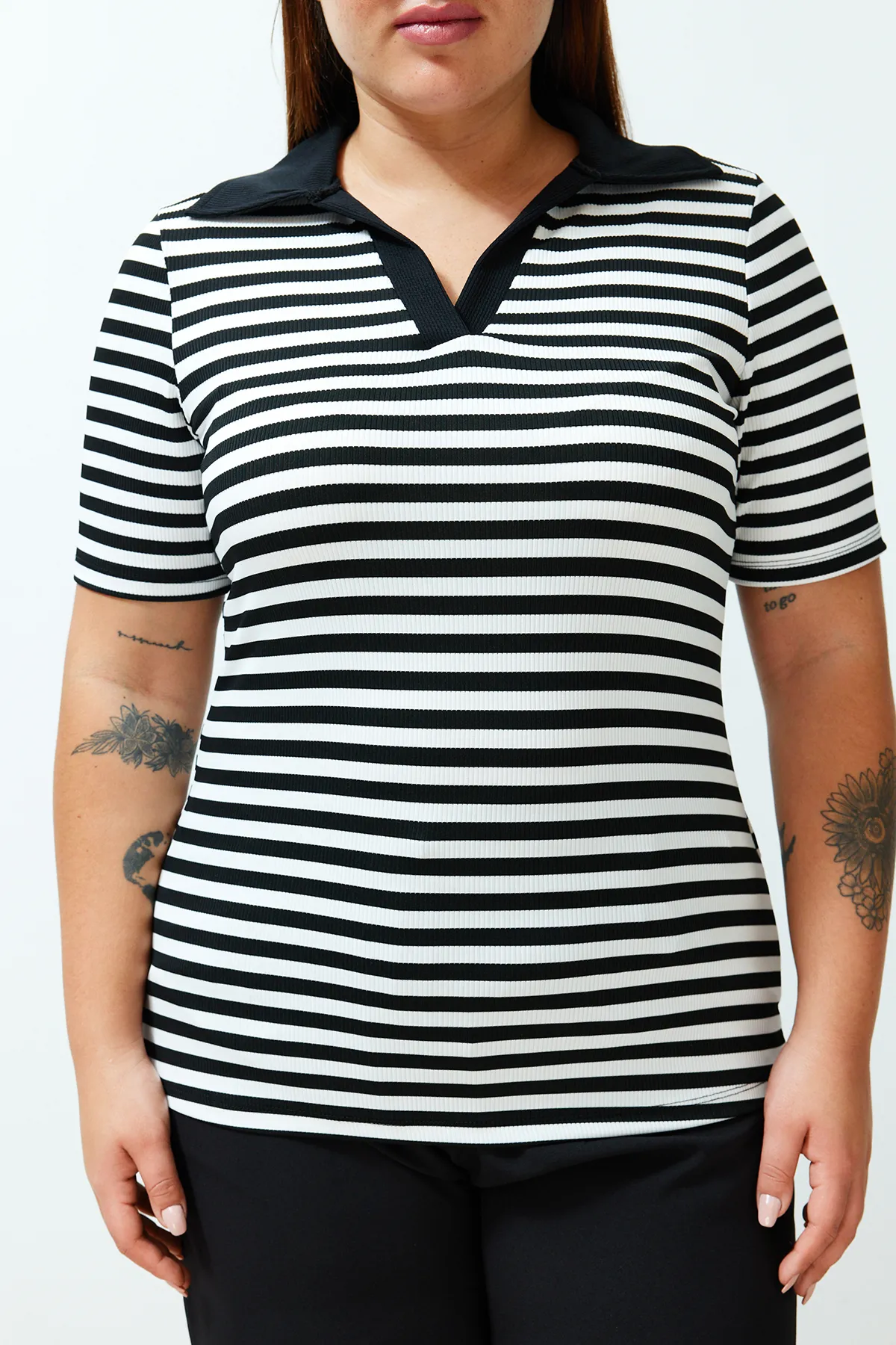 Trendyol Curve  Schwarz-weiß gestreifte, taillierte Strickbluse TBSSS24AF00022