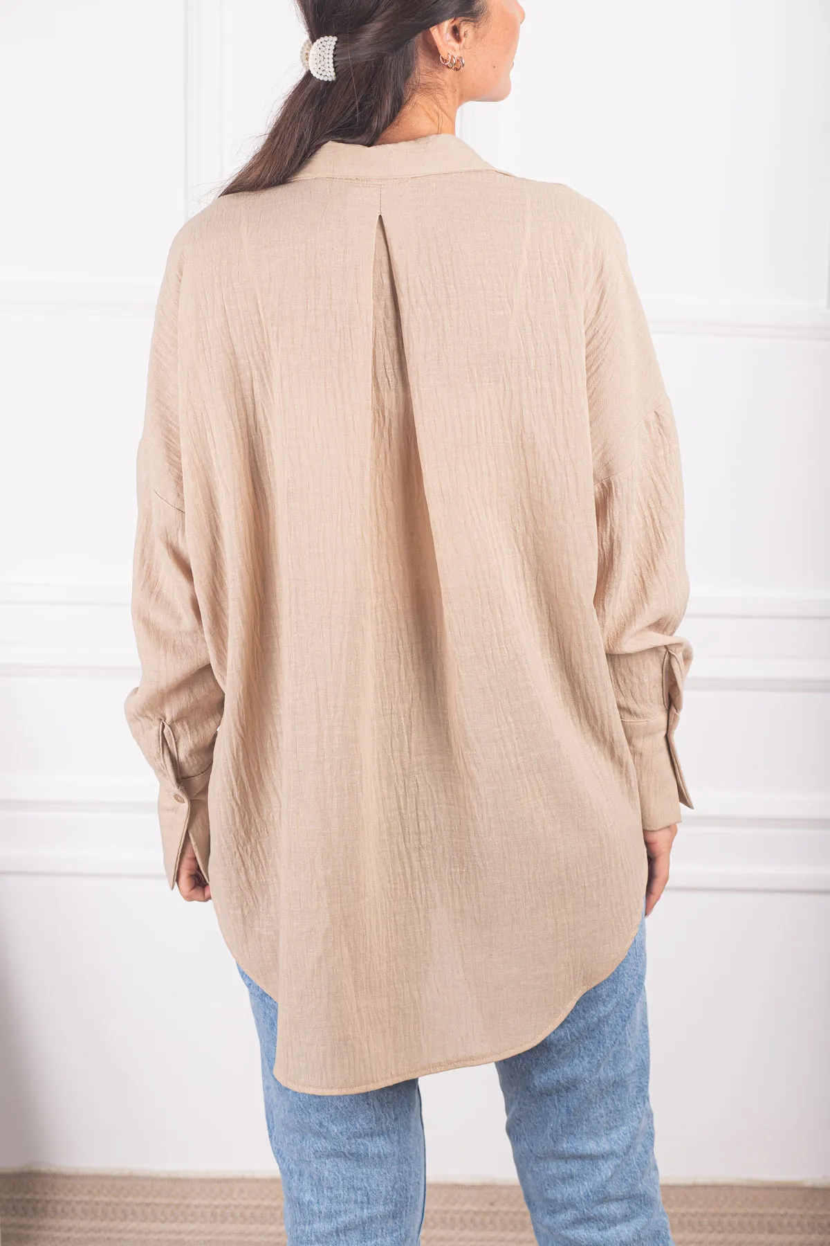 armonika  Hellbeiges, übergroßes, strukturiertes Leinen-Look-Hemd mit weiten Manschetten für Damen ARM-24K001001