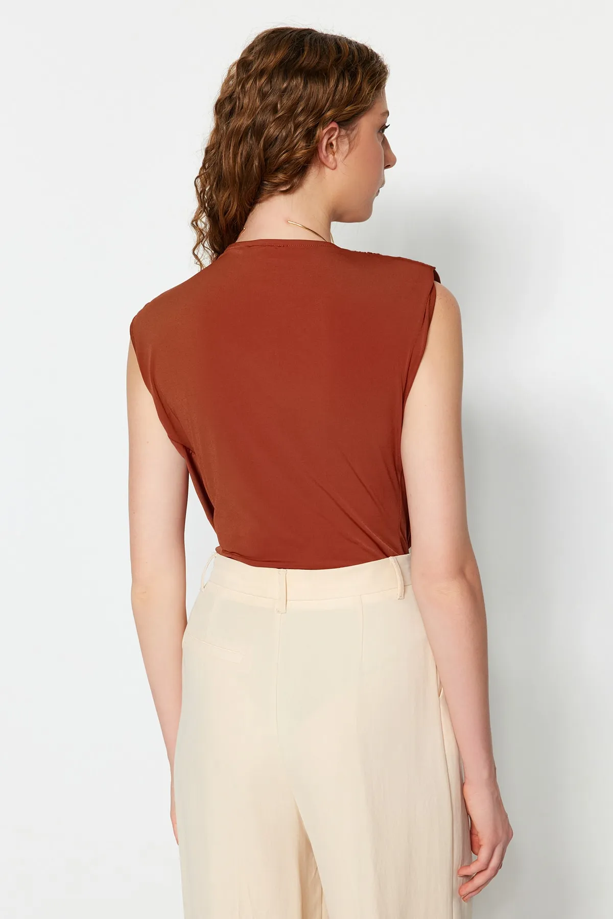 Trendyol Collection  Zimtfarbener, gepolsterter, zweireihiger Kragen, flexibler Strickbody mit Druckknöpfen TWOSS23BD00007