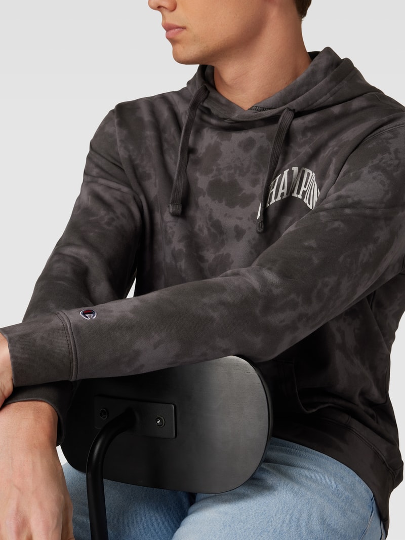 Hoodie im Batik-Look in schwarz
