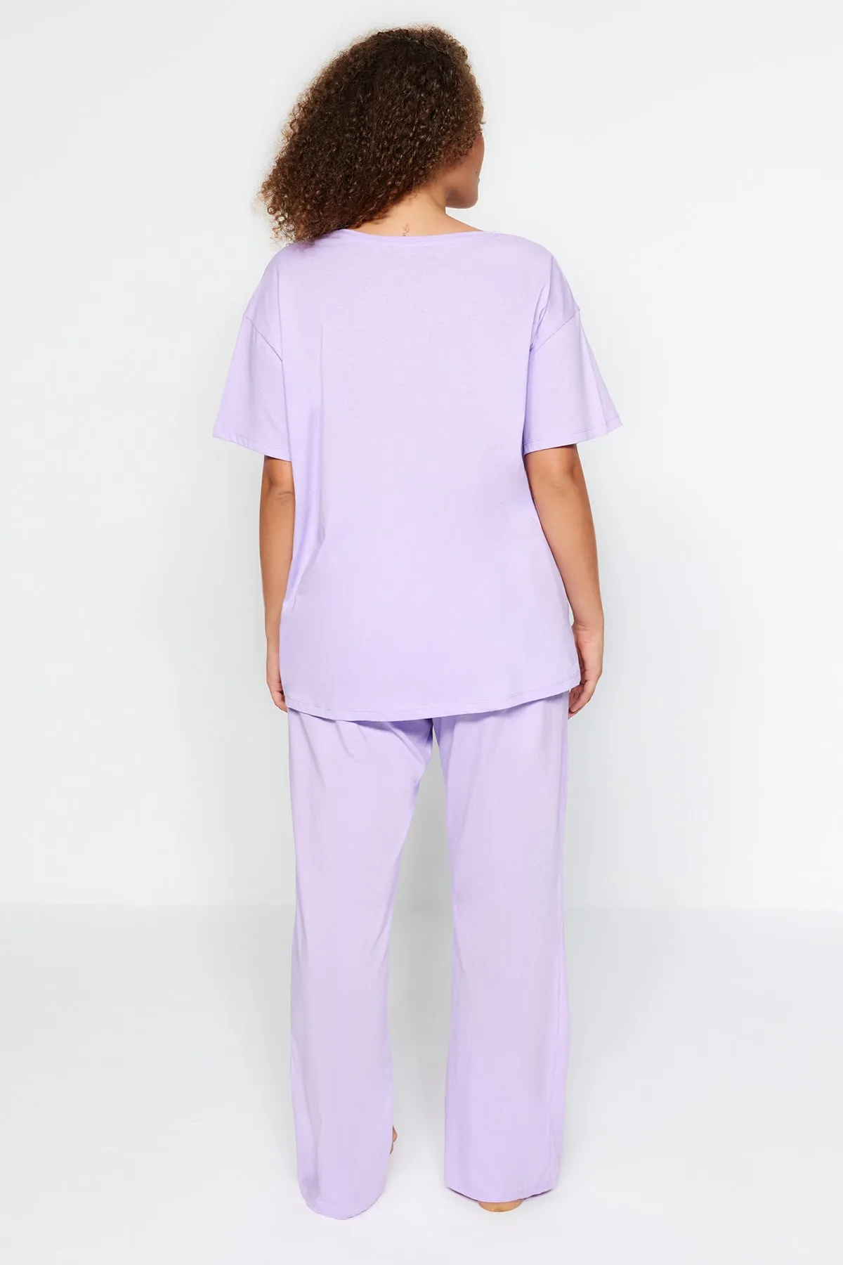 Trendyol Curve  Lila bedrucktes Strick-Pyjama-Set mit Taschendetail TBBAW24AI00004