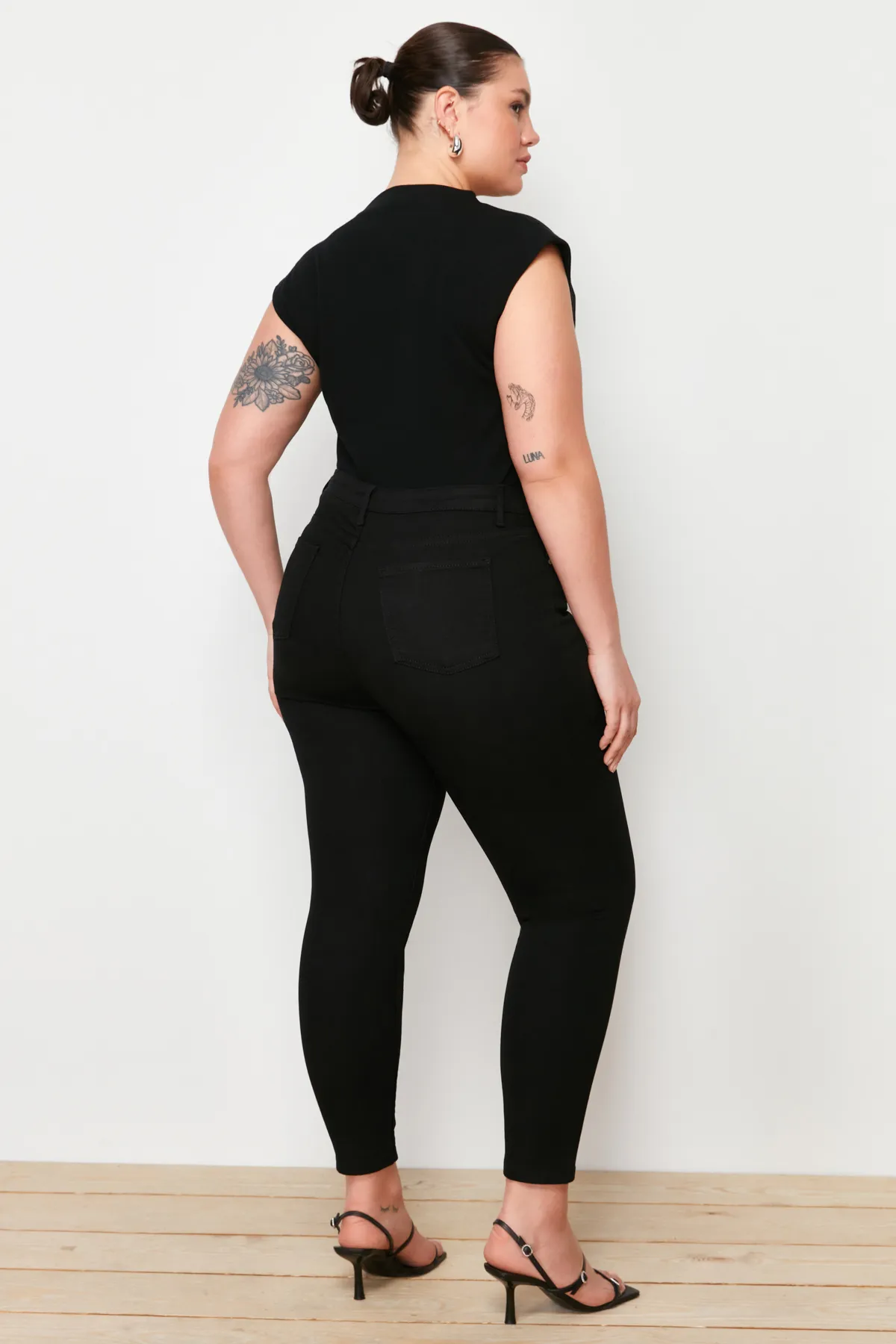 Trendyol Curve  Schwarze, lichtechte, flexible Skinny-Jeans mit hoher Taille TBBAW23CJ00061