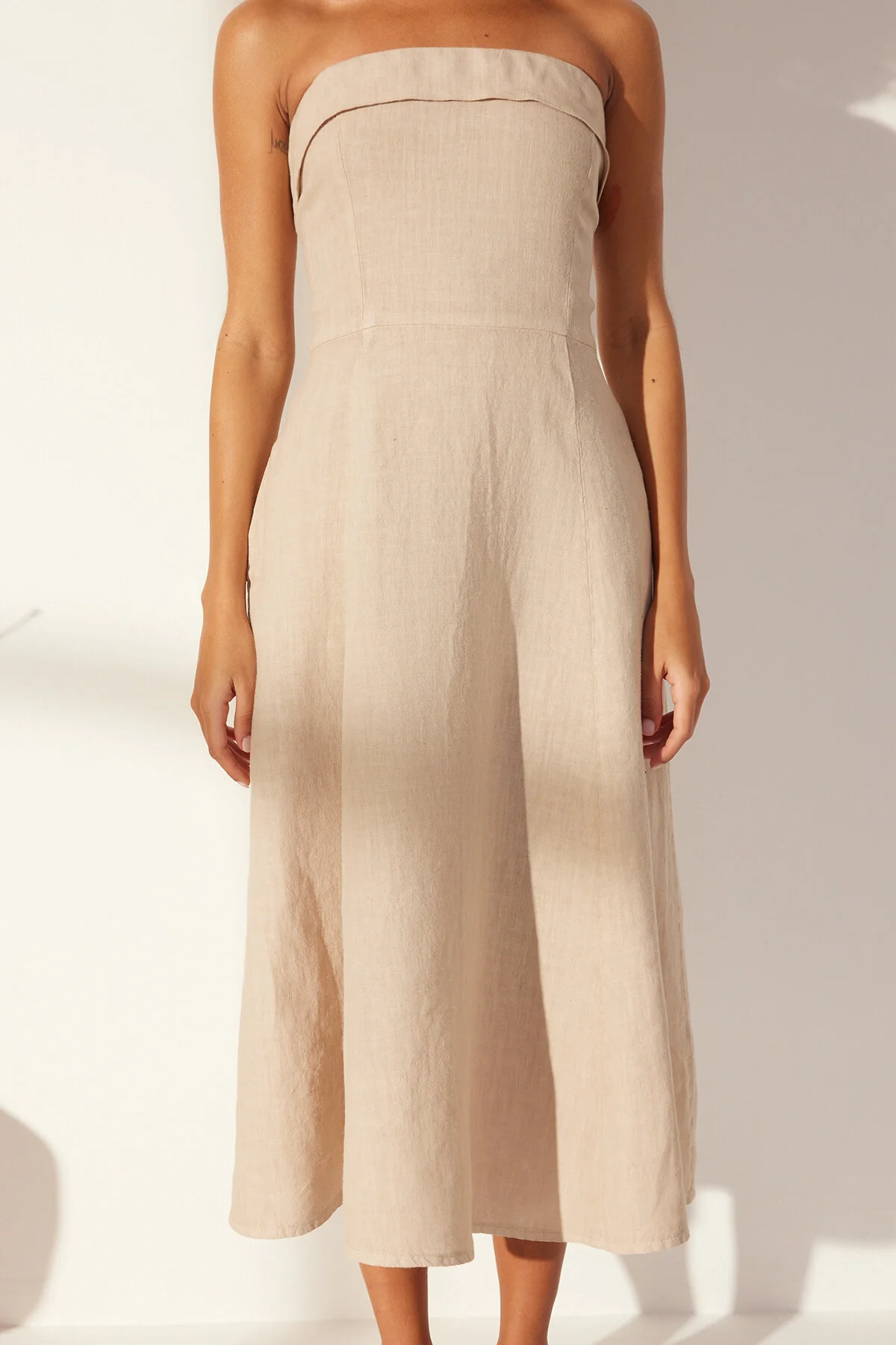 Trendyol Collection  Steinfarbenes trägerloses Maxikleid aus 100 % Leinen TWOSS24EL00663