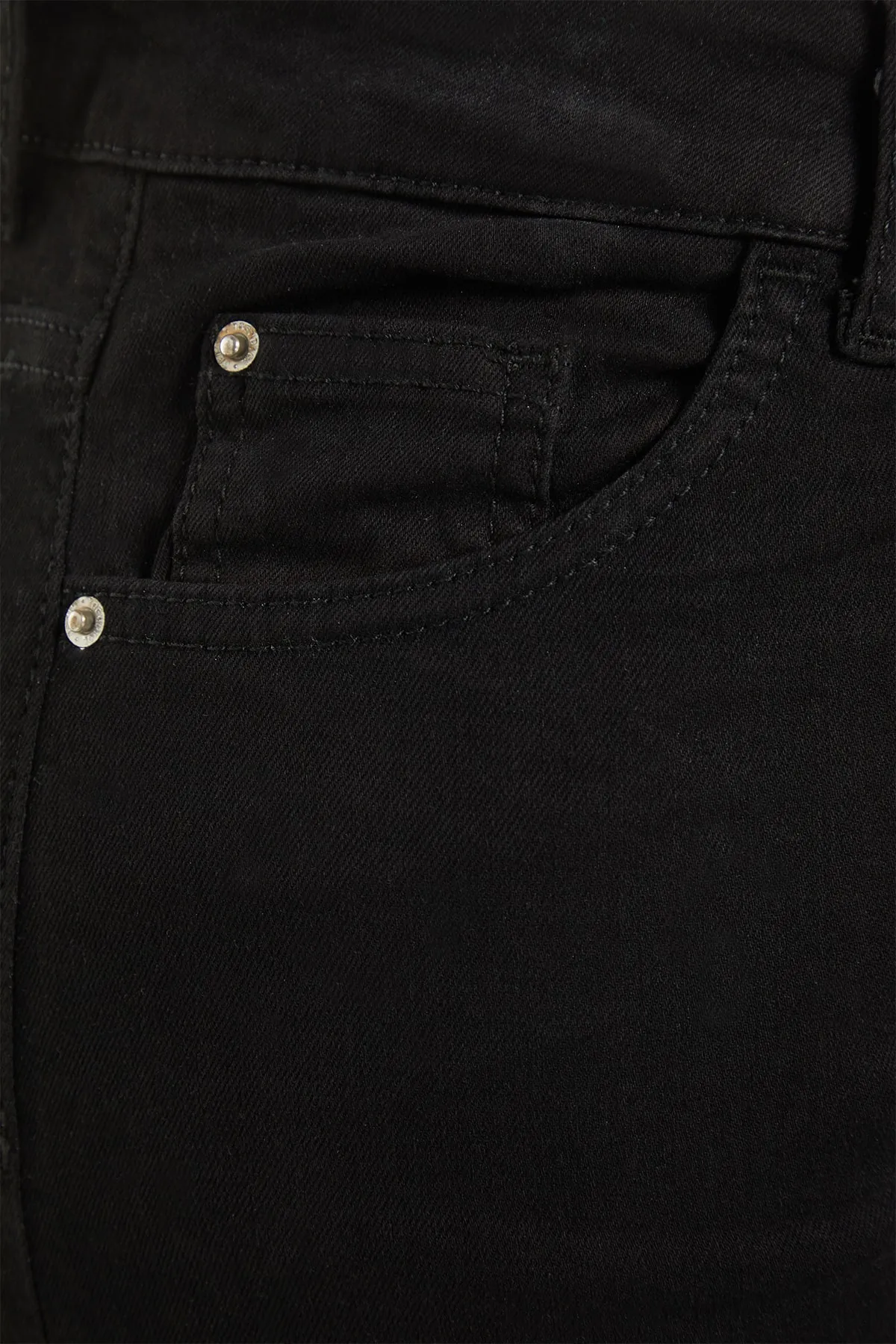 Trendyol Curve  Schwarze, flexible, schmale, seitlich geschlitzte Jeansshorts mit hoher Taille und Bermudas TBSSS23AP00009