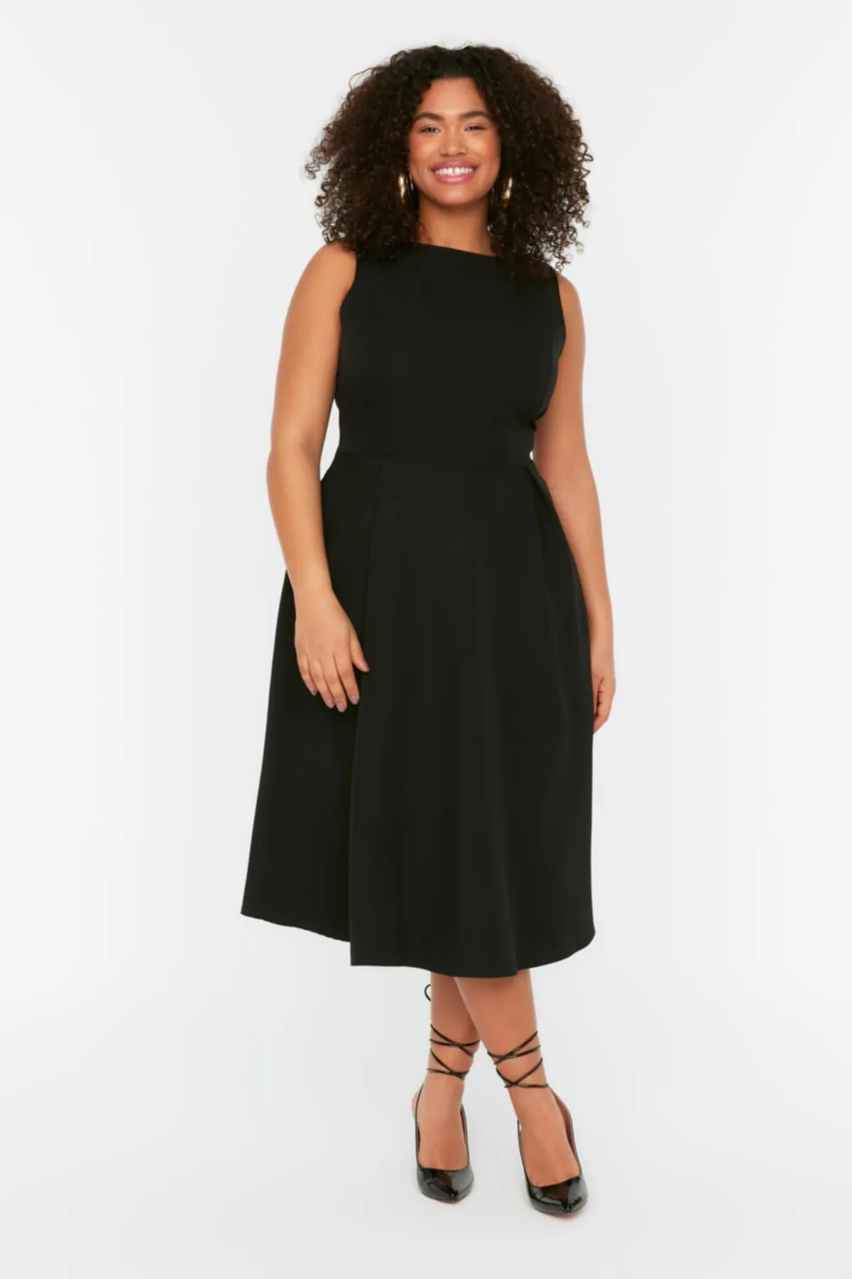 Trendyol Curve  Schwarzes A-Linien-Kleid mit gewebten Taschen und Details TBBSS22EL1598