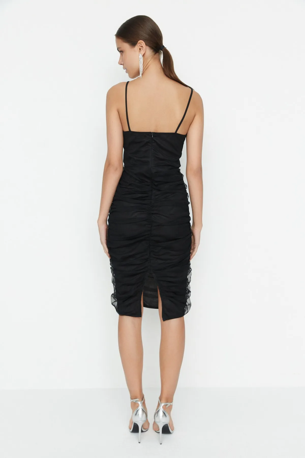 Trendyol Collection  Schwarzes, detailliertes, elegantes Abendkleid TPRSS22EL00006