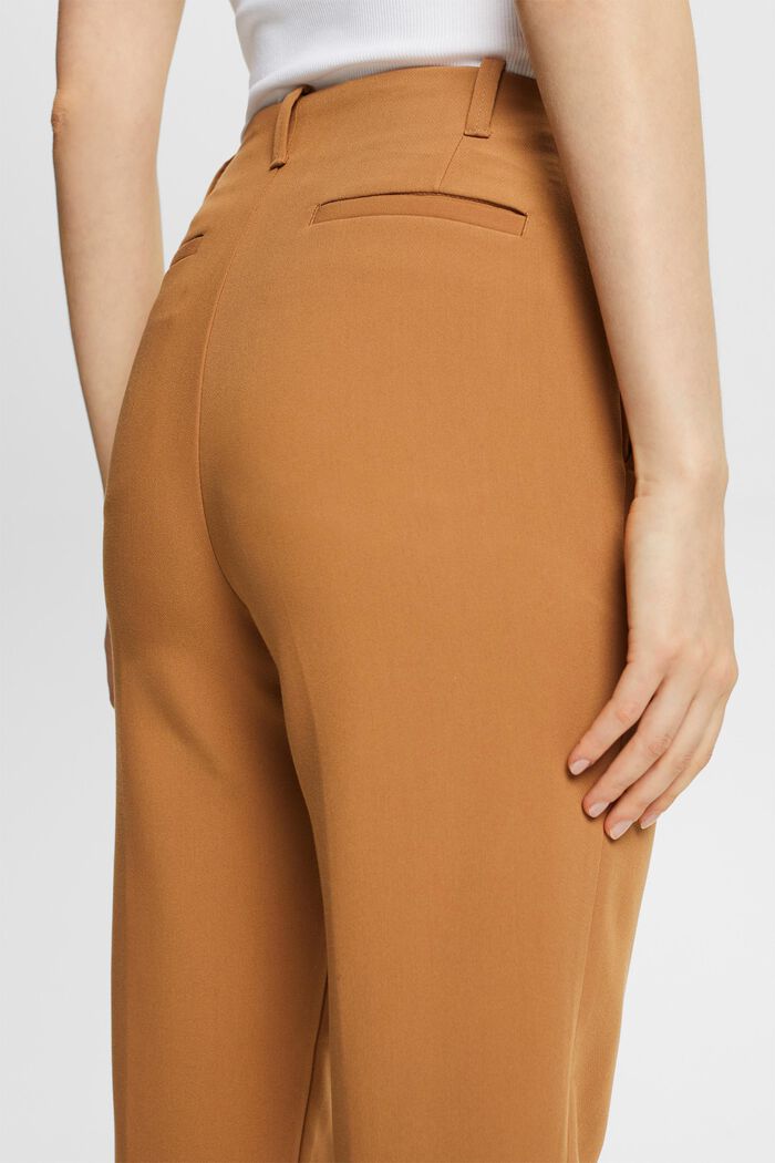 Chino mit hohem Bund und Abnähern
