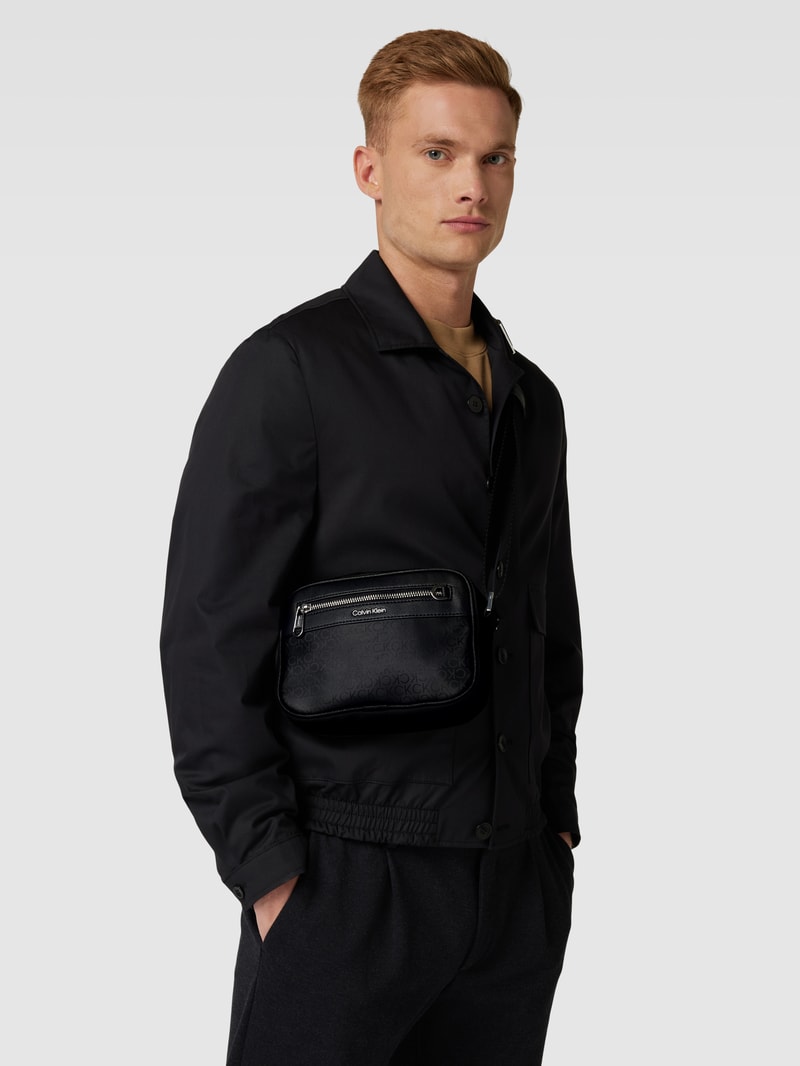 Umhängetasche mit Label-Details Modell 'CAMERA' in schwarz