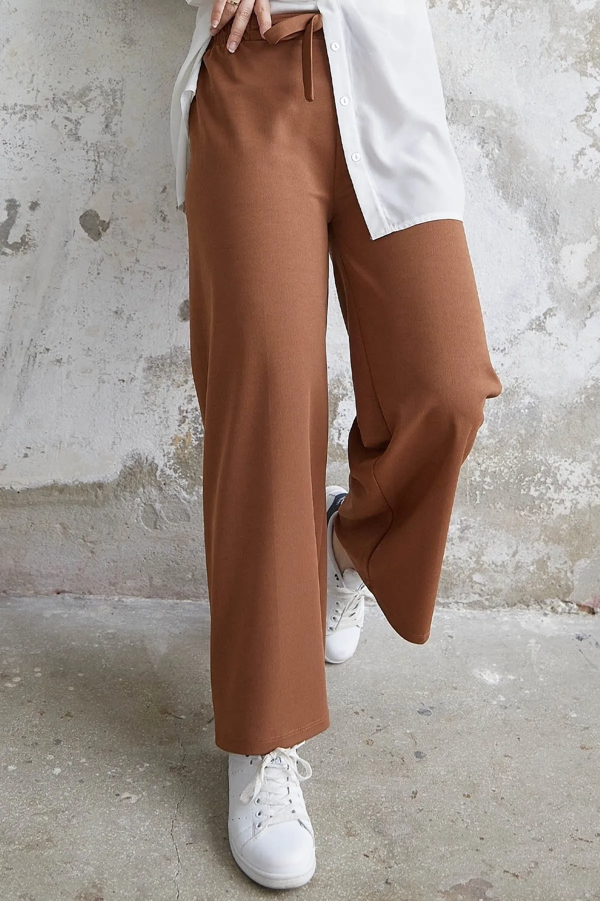 InStyle  Lockere Scuba-Hose mit Gürtel in der Taille – Hellbraun