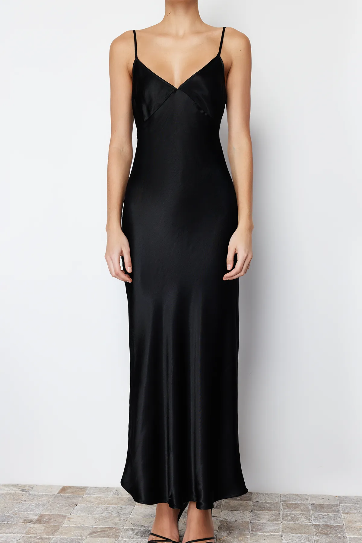 Trendyol Collection  Schwarzes, gerade geschnittenes Maxi-Webkleid mit Trägern TWOSS24EL00163
