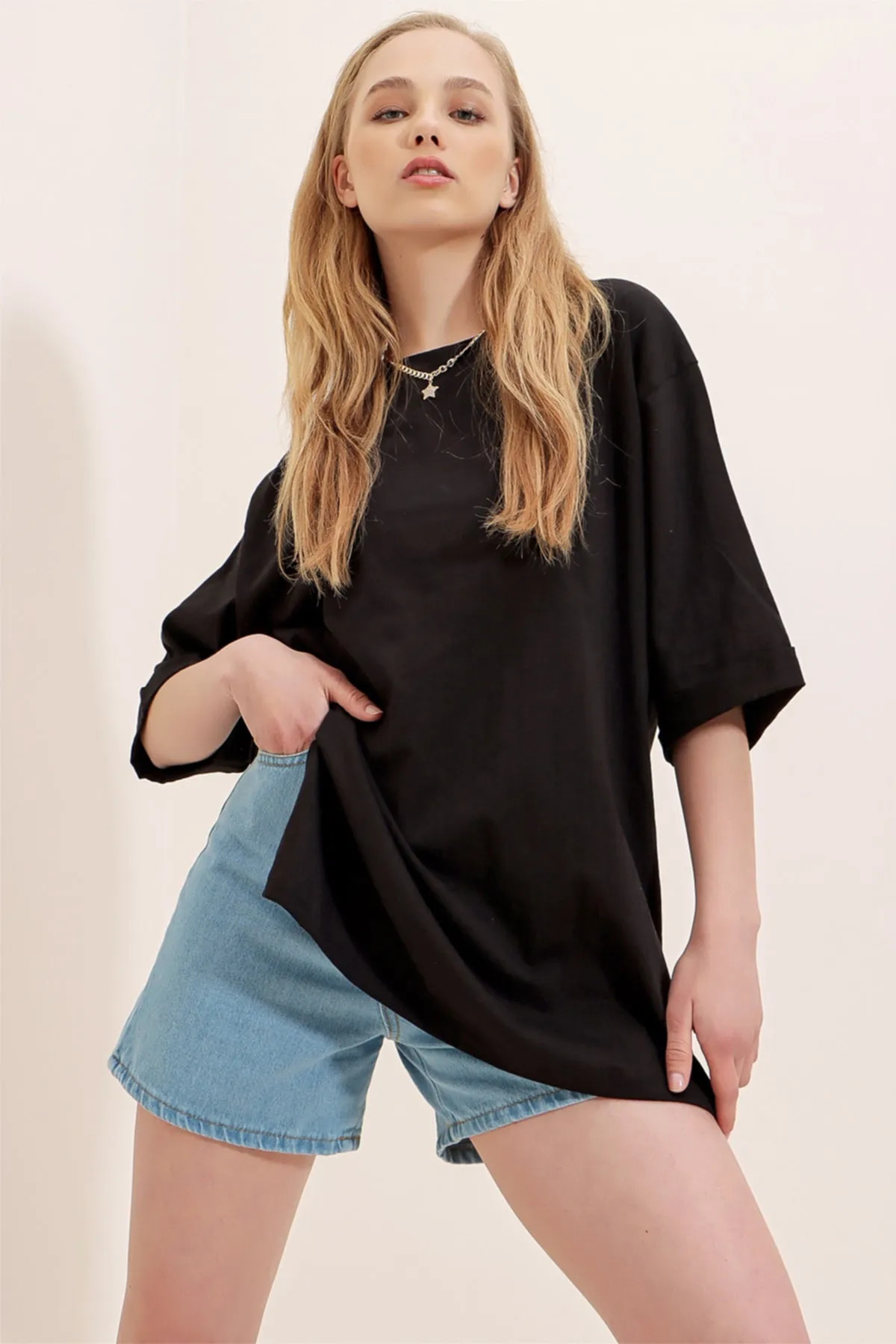 Trend Alaçatı Stili  Schwarzes Damen-Basic-T-Shirt aus Baumwolle mit Rundhalsausschnitt und zwei Ärmeln in Übergröße ALC-X8088