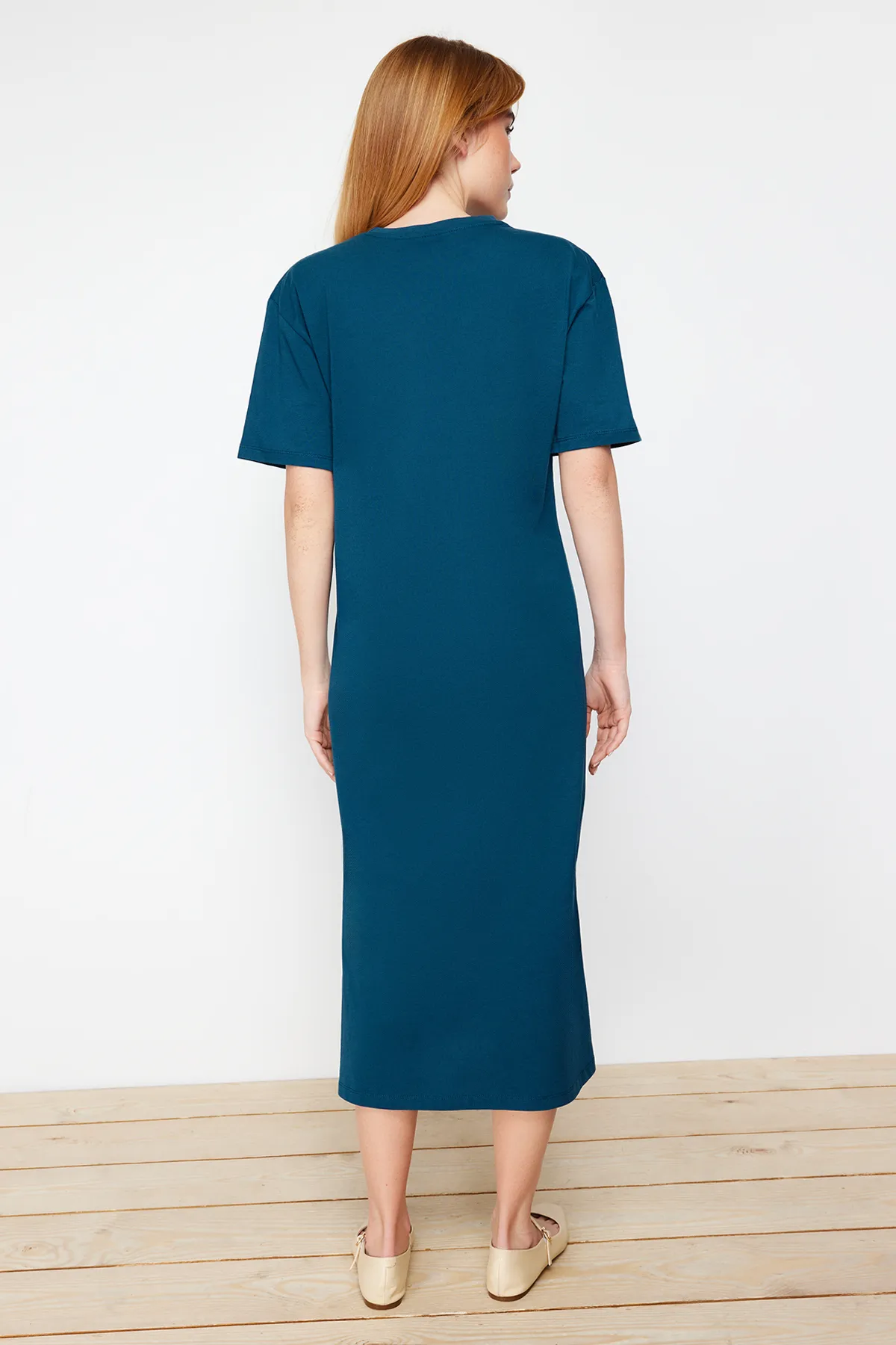 Trendyol Collection  Schlichtes T-Shirt-Kleid in Petrol, 100 % Baumwolle, Schlitzdetail, Shift/bequemer Schnitt, Midi TWOSS24EL00140