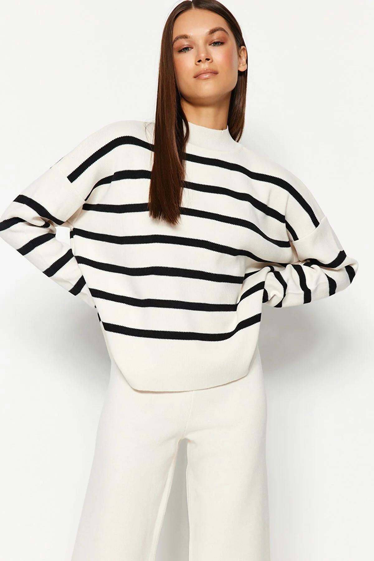 Trendyol Collection  Set aus gestreiftem Strickoberteil und -unterteil mit ecrufarbener Hose TWOAW24AU00045