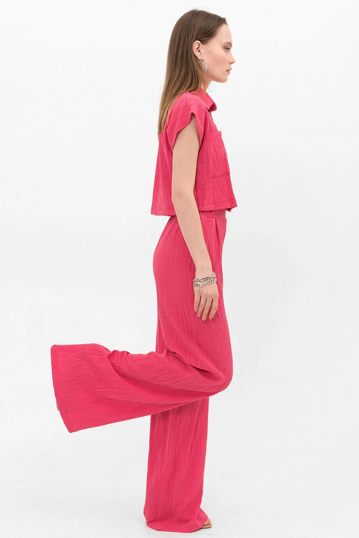 Domoda  Fuchsiafarbenes Crop-Hemd mit Knöpfen und Palazzo-Hosen mit weitem Bein