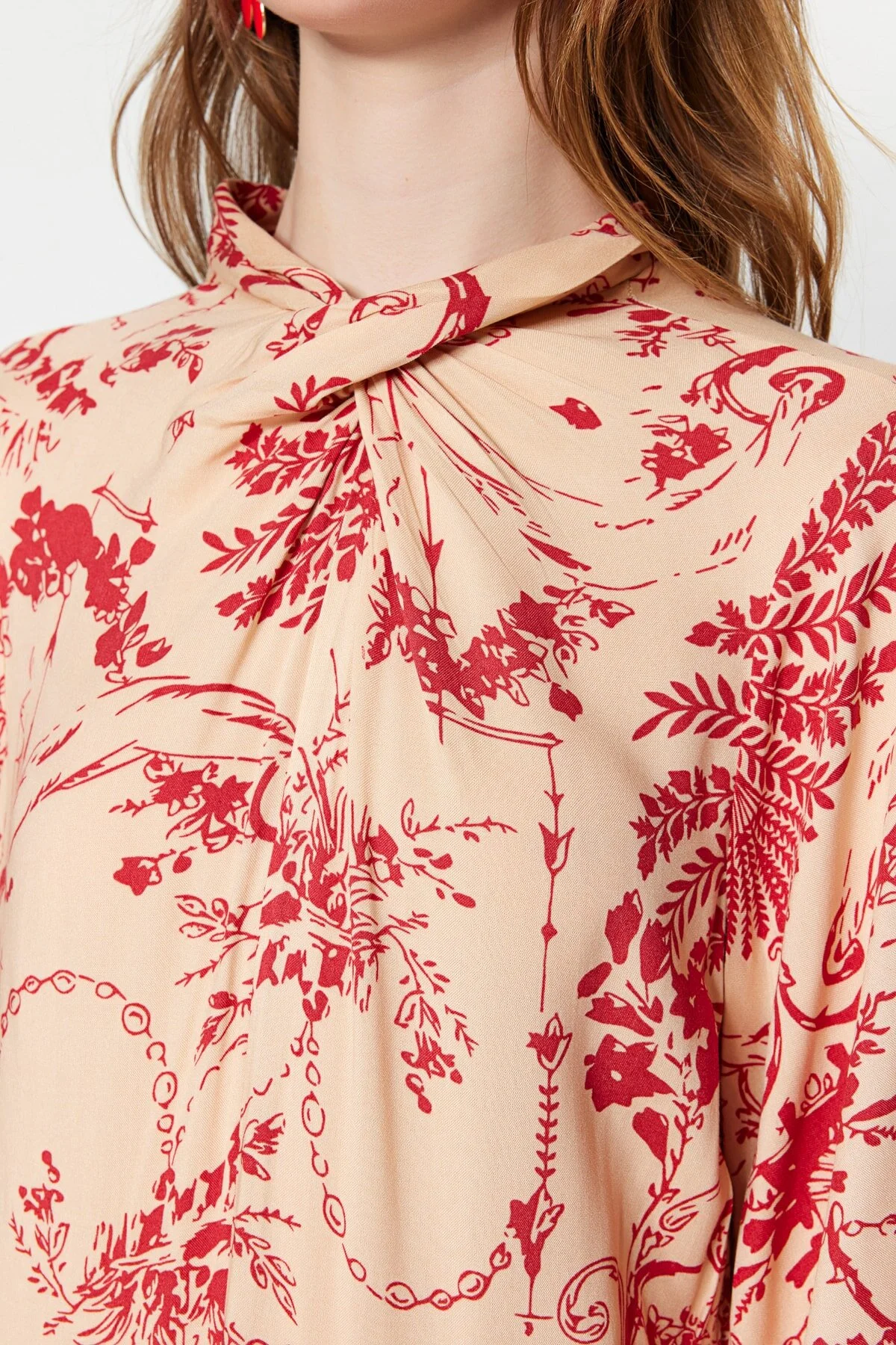 Trendyol Modest  Cremefarbenes Kleid aus Viskosegewebe mit weiten Ärmeln und gemustertem Kragen TCTSS23EB00234