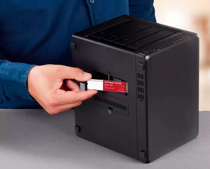 Western Digital WD Red SN700 NAS SSD NVMe interne SSD (1 TB) 3430 MB/S Lesegeschwindigkeit, 3000 MB/S Schreibgeschwindigkeit