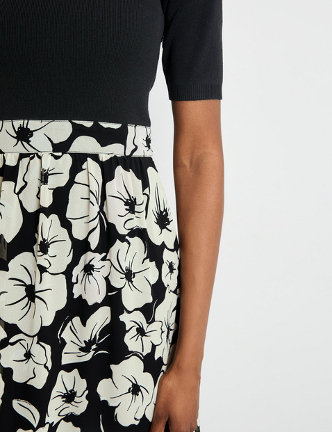 Kleid mit geblümtem Rockteil