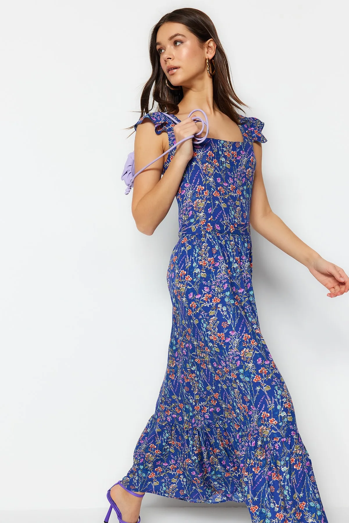 Trendyol Collection  Blaues A-Linien-Kleid aus gewebter Viskose mit Blumendruck und quadratischem Ausschnitt TWOSS20EL3331
