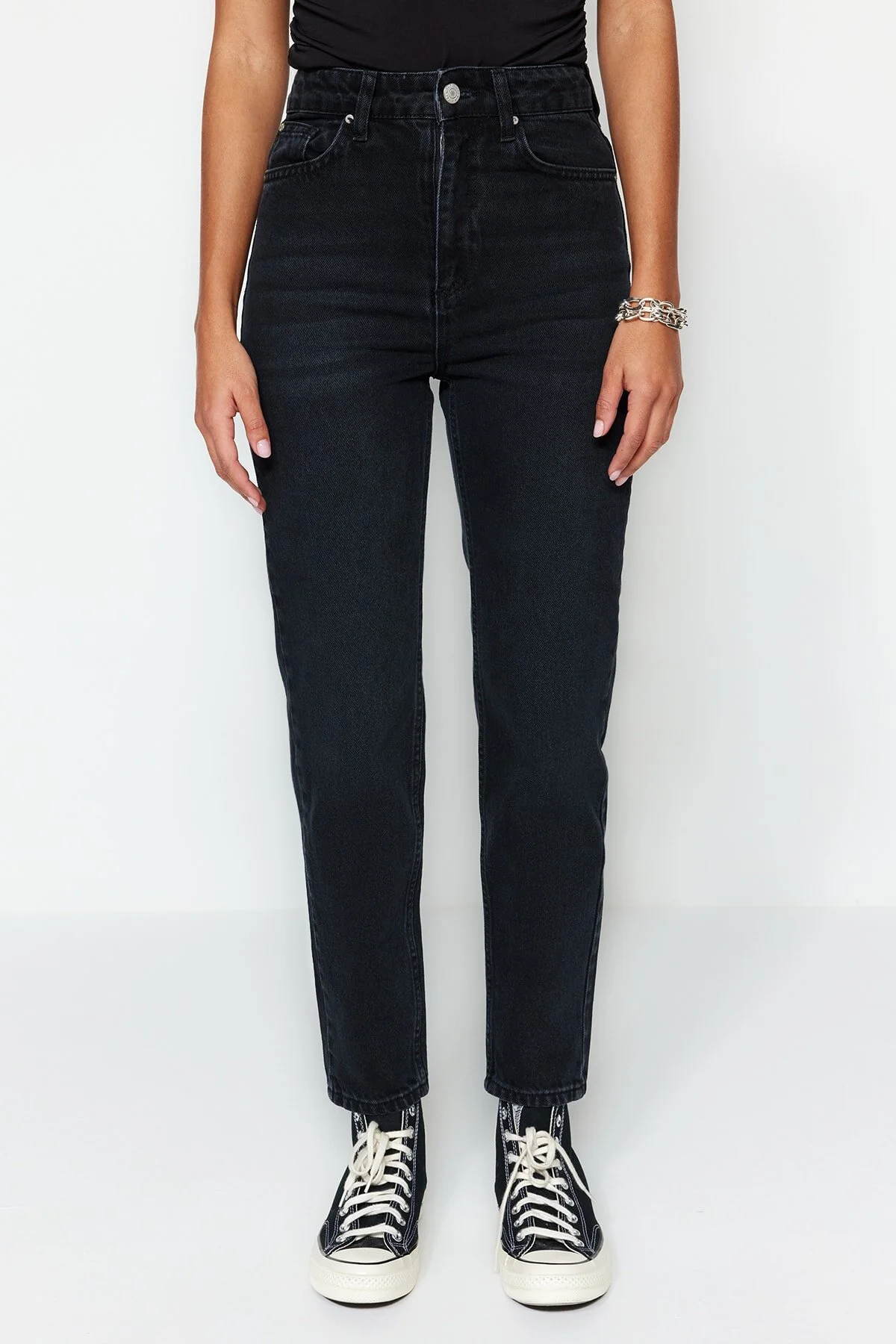 Trendyol Collection  Schwarze Mom-Jeans mit hoher Taille TWOSS23JE00085