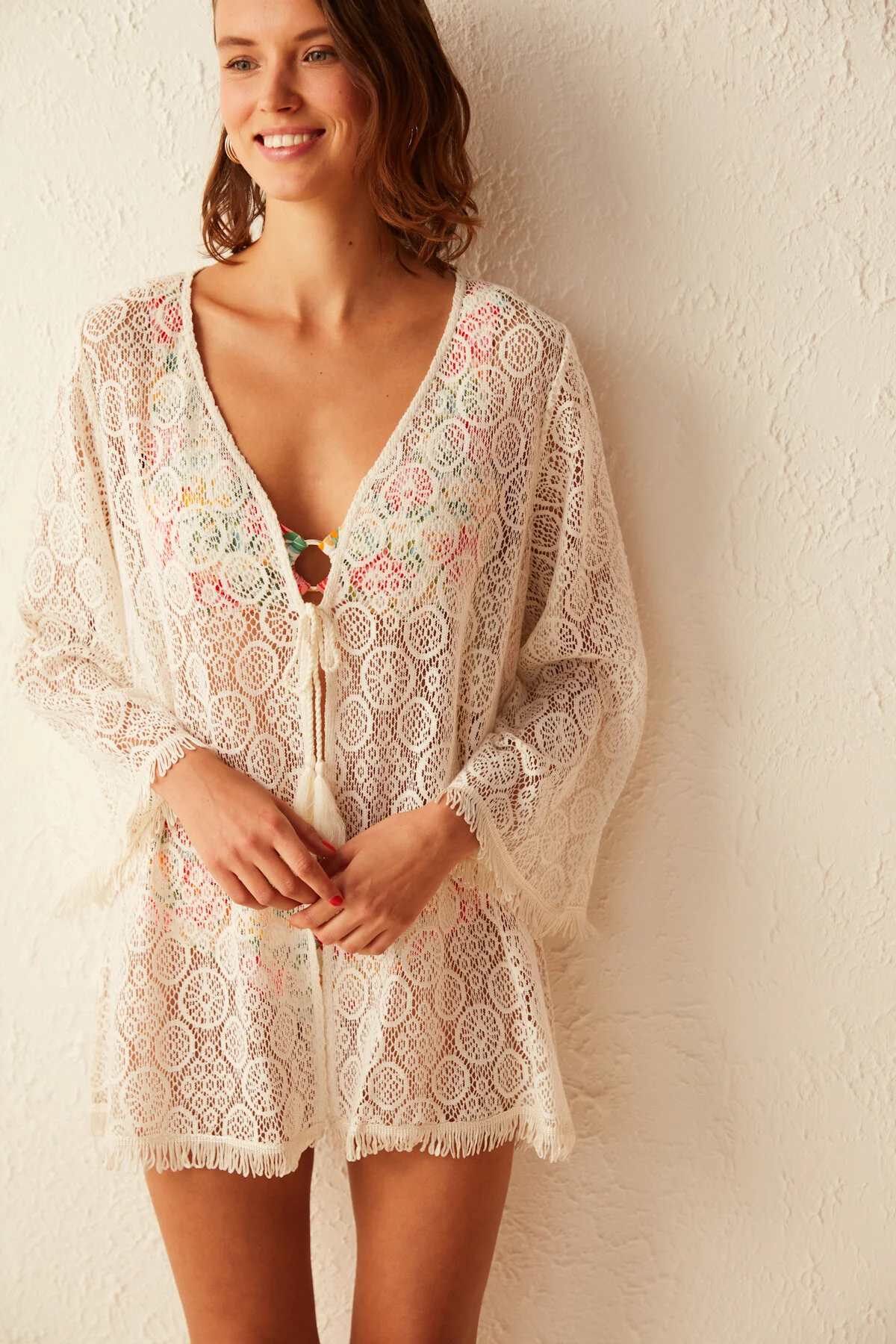 Penti  Weißer Kimono mit Blumenstickereien auf der Rückseite und Spitzenstickereien