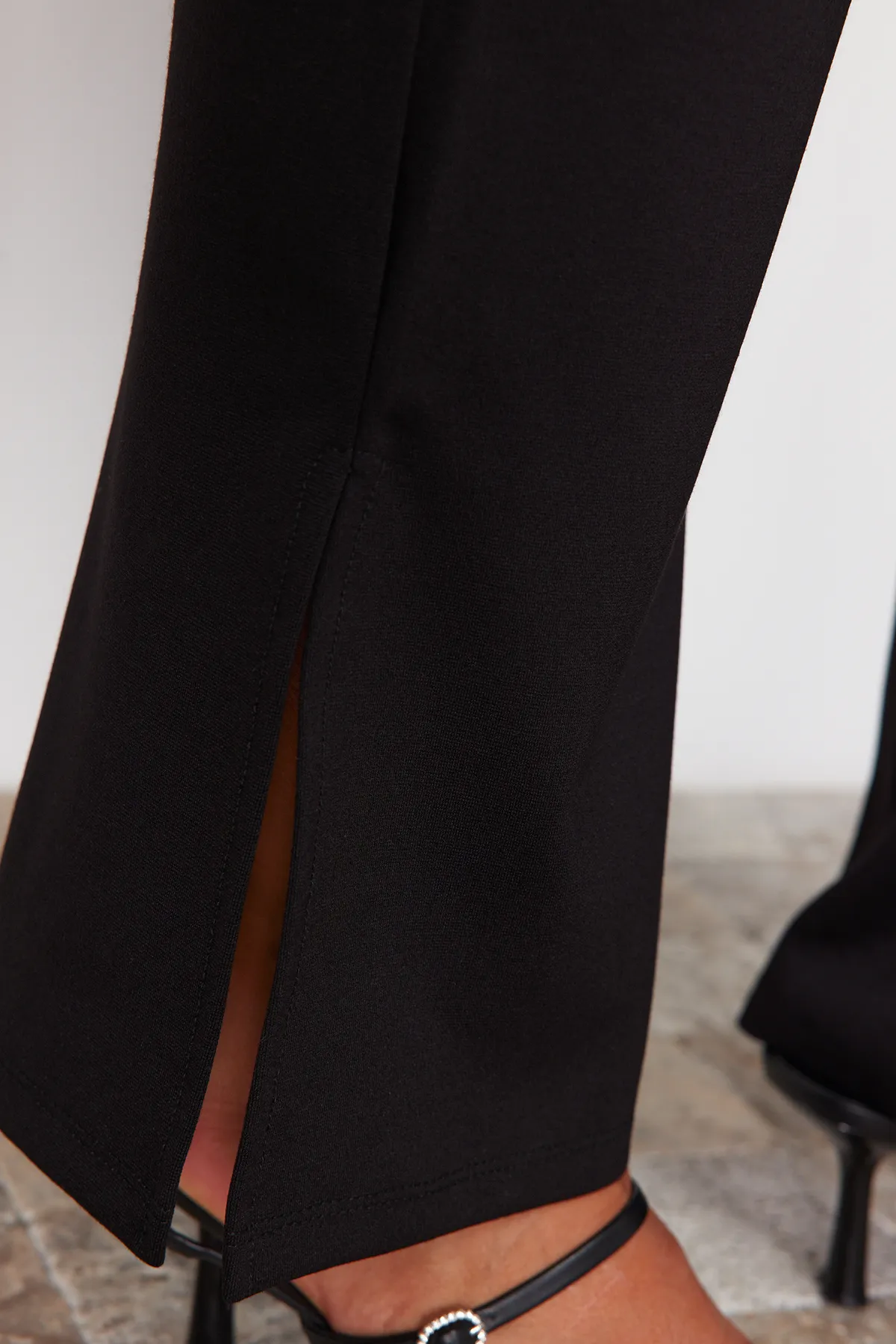 Trendyol Curve  Schwarze Strickhose mit spanischem Bein und hohem Bund und Seitenschlitz TBBSS23AR00035