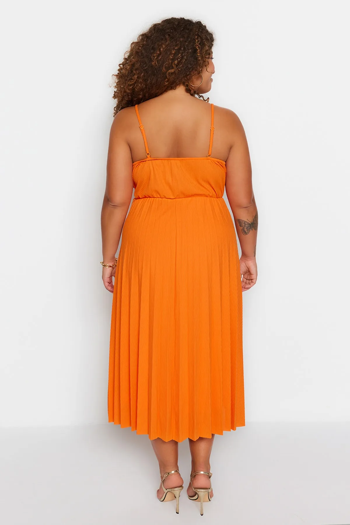 Trendyol Curve  Orangefarbenes zweireihiges Strickkleid mit Kragen und Trägern TBSSS22EL1565