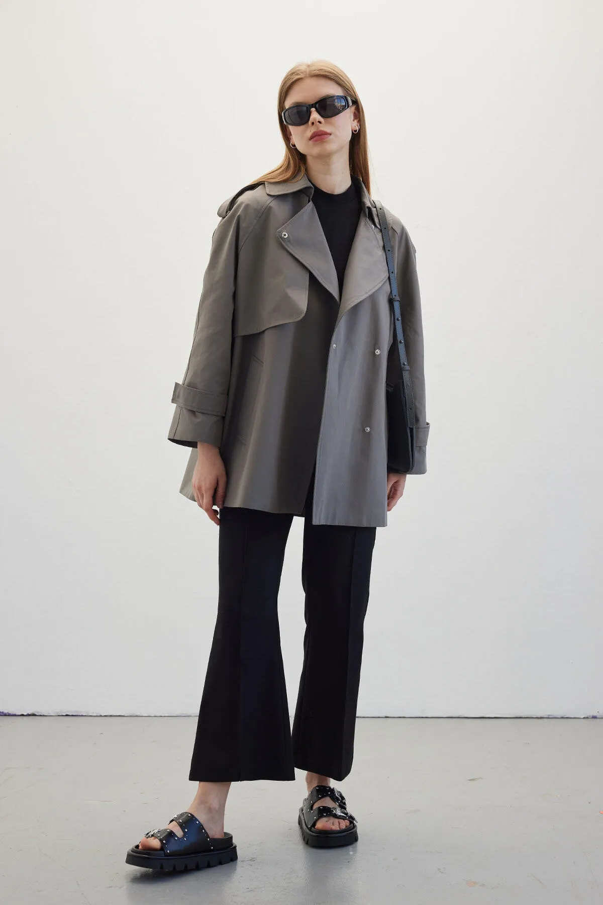 Manuka  Übergroßer kurzer Trenchcoat in Grau