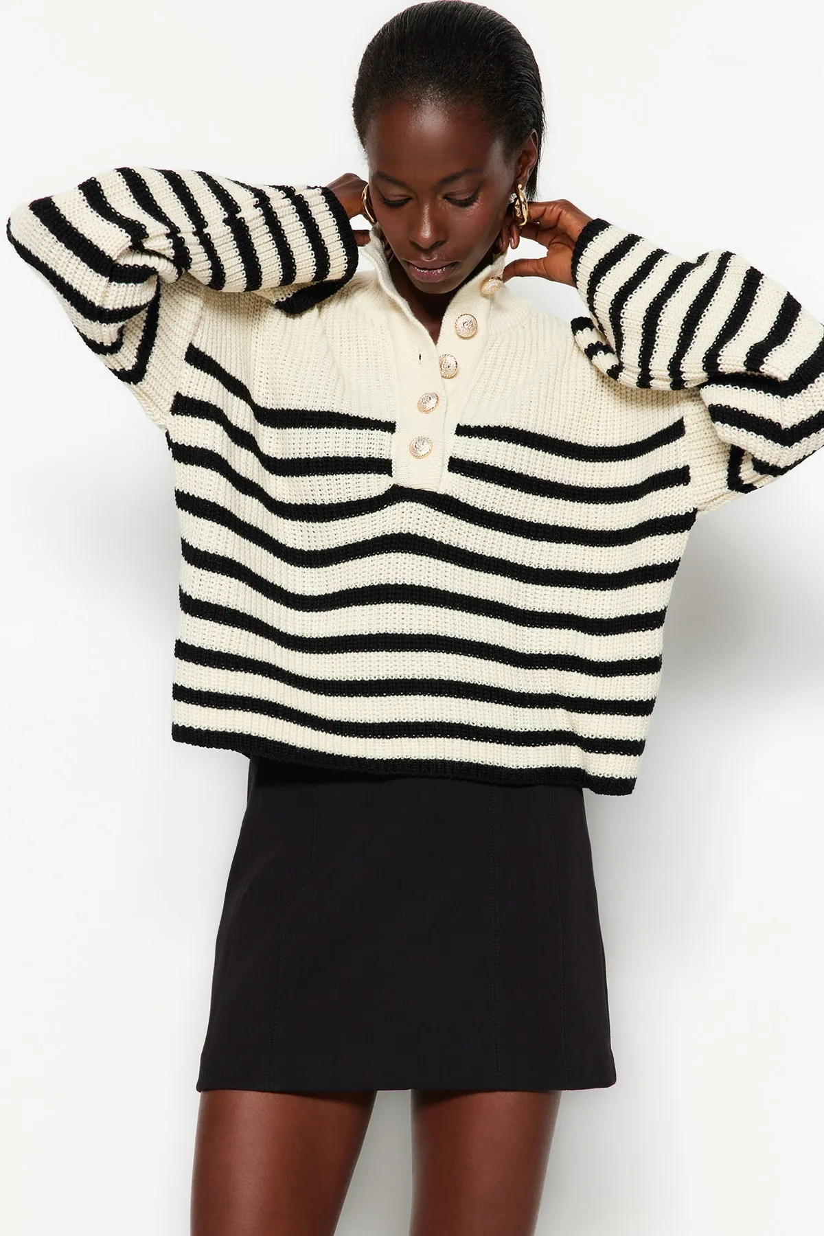 Trendyol Collection  Ecrufarbener, gestreifter Strickpullover mit Rundhalsausschnitt und weiter Passform TWOAW24KZ00165