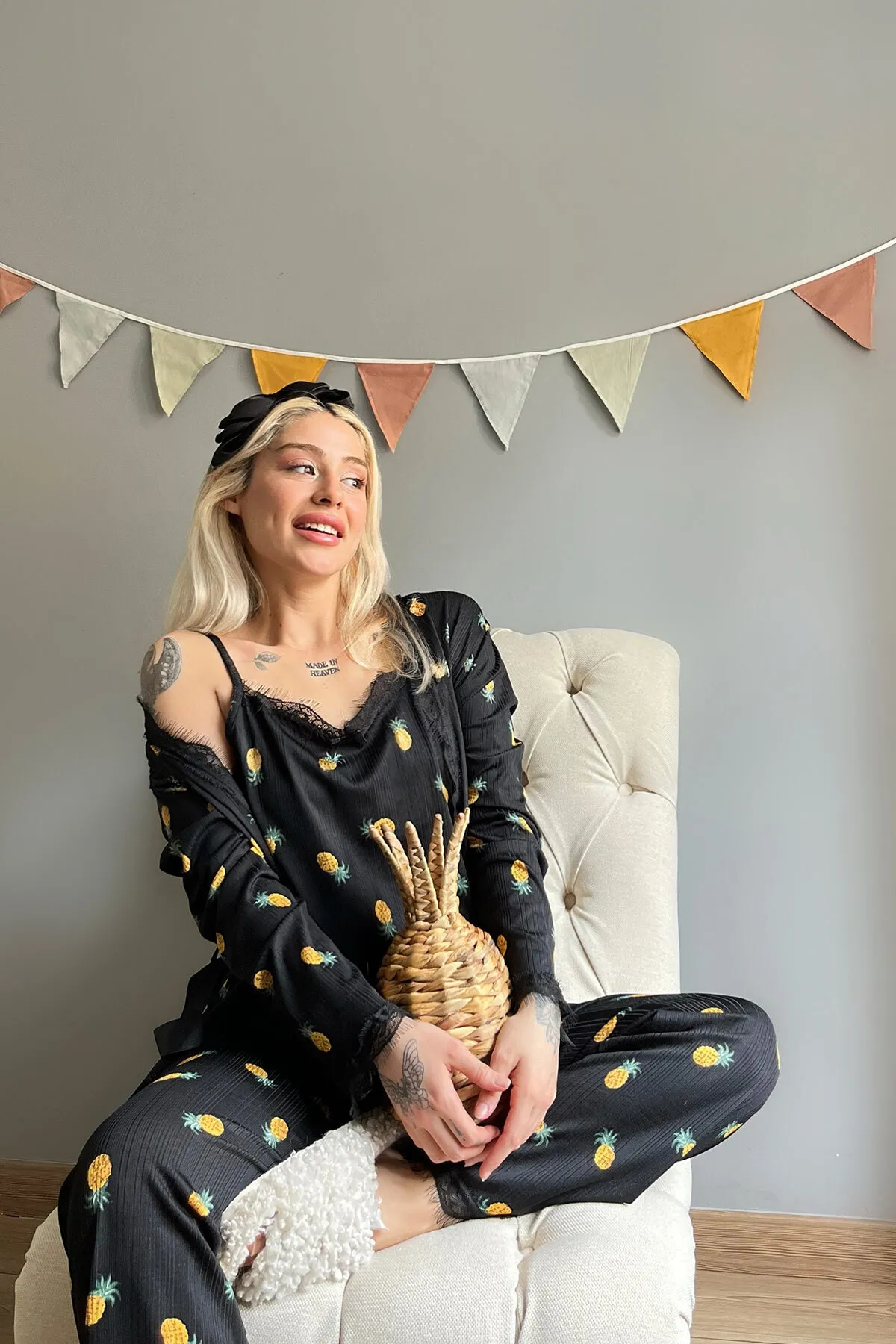 Pijamaevi  Pegasus-Pyjama-Set mit Robe für Damen in Schwarz und Gelb mit Ananasmuster