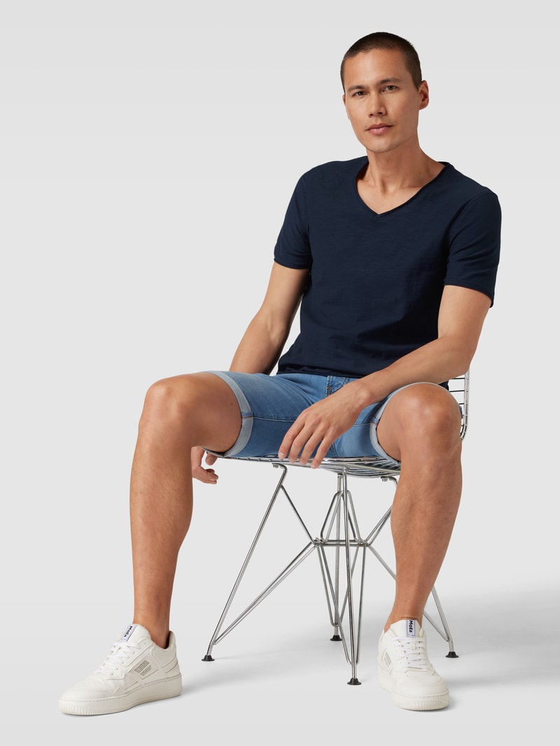 Regular Fit T-Shirt aus Baumwolle mit V-Ausschnitt in dunkelblau