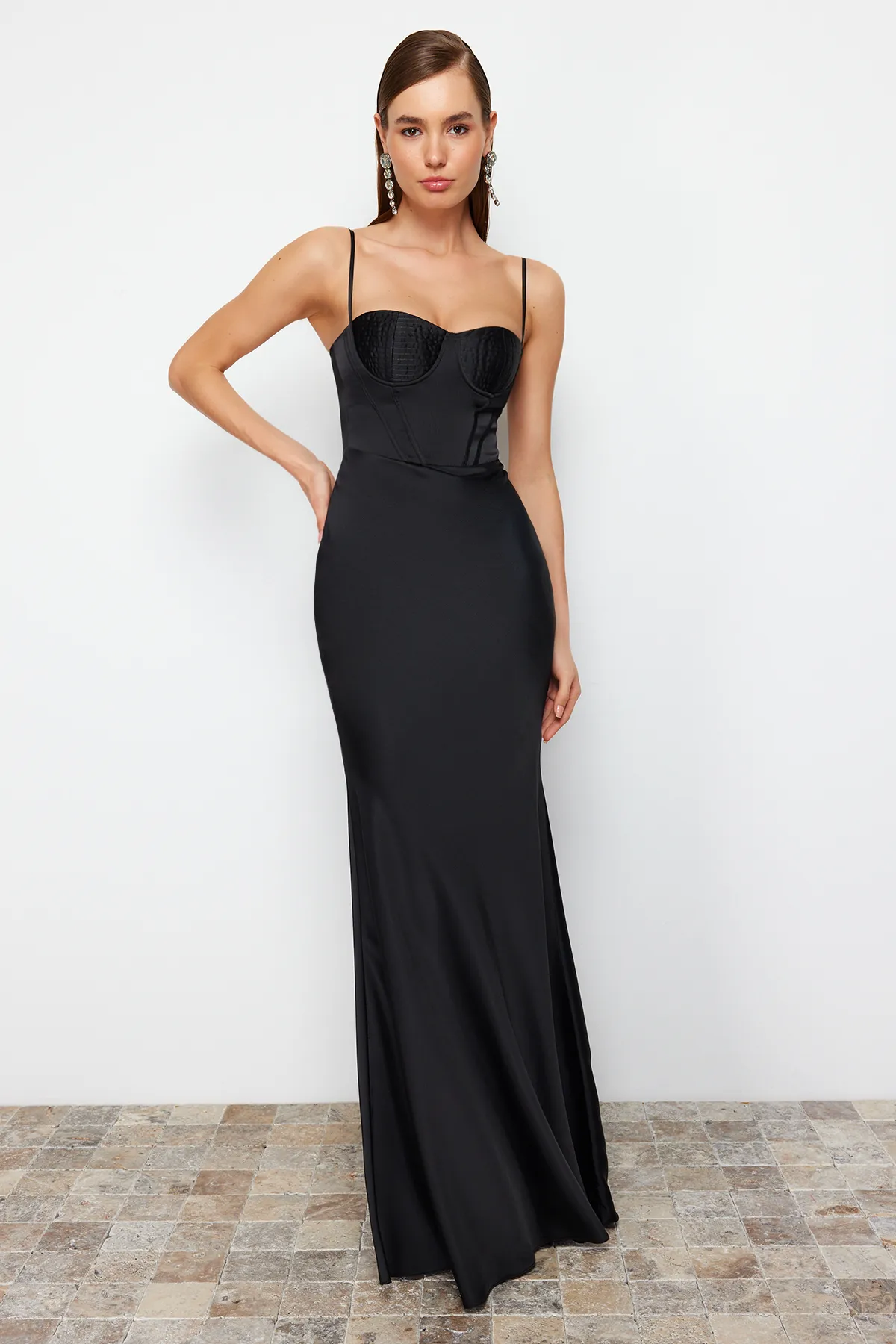 Trendyol Collection  Schwarzes, körperbetontes, gewebtes Korsett, detailliertes, langes Satin-Abendkleid TPRSS24AE00001
