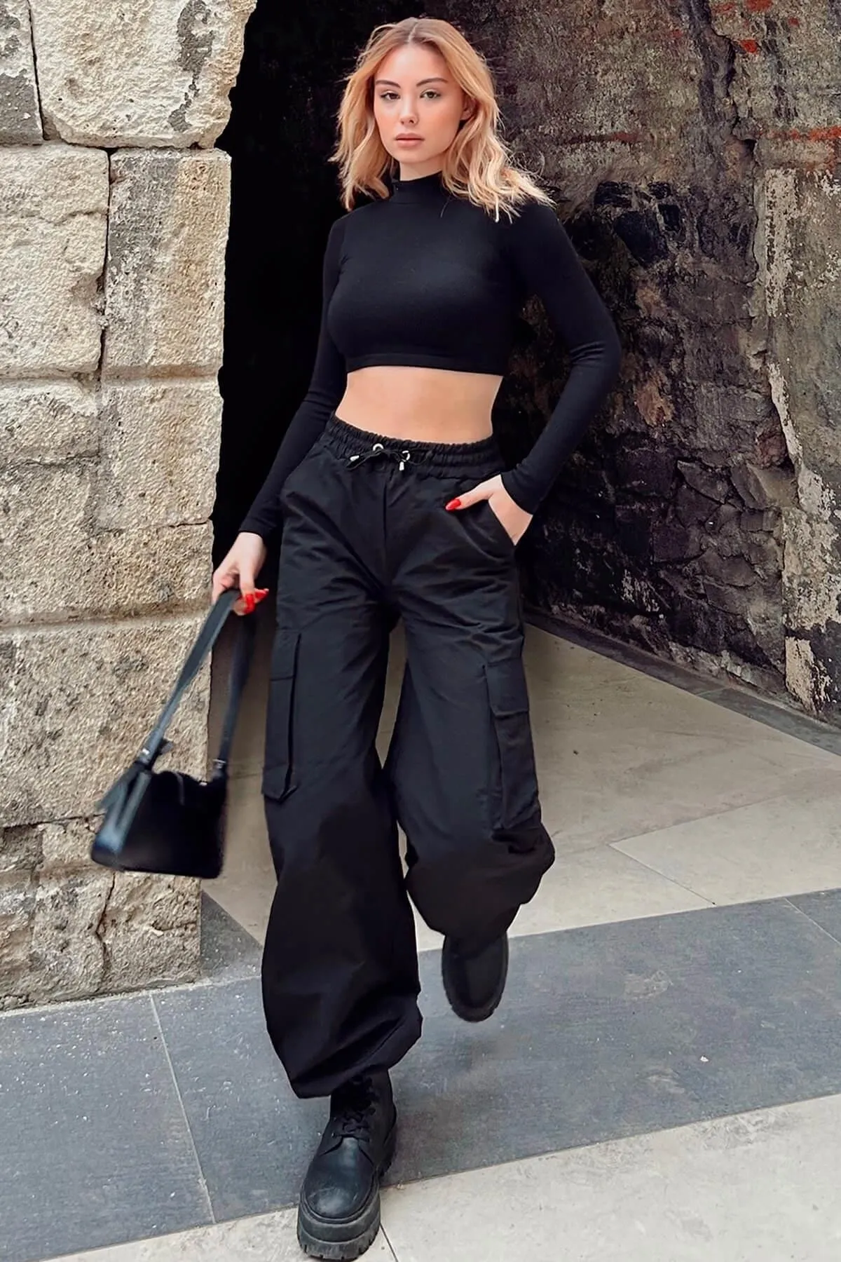 Swist  Damen-Fallschirmhose mit schwarzem Ballon-Cargotaschen-Detail