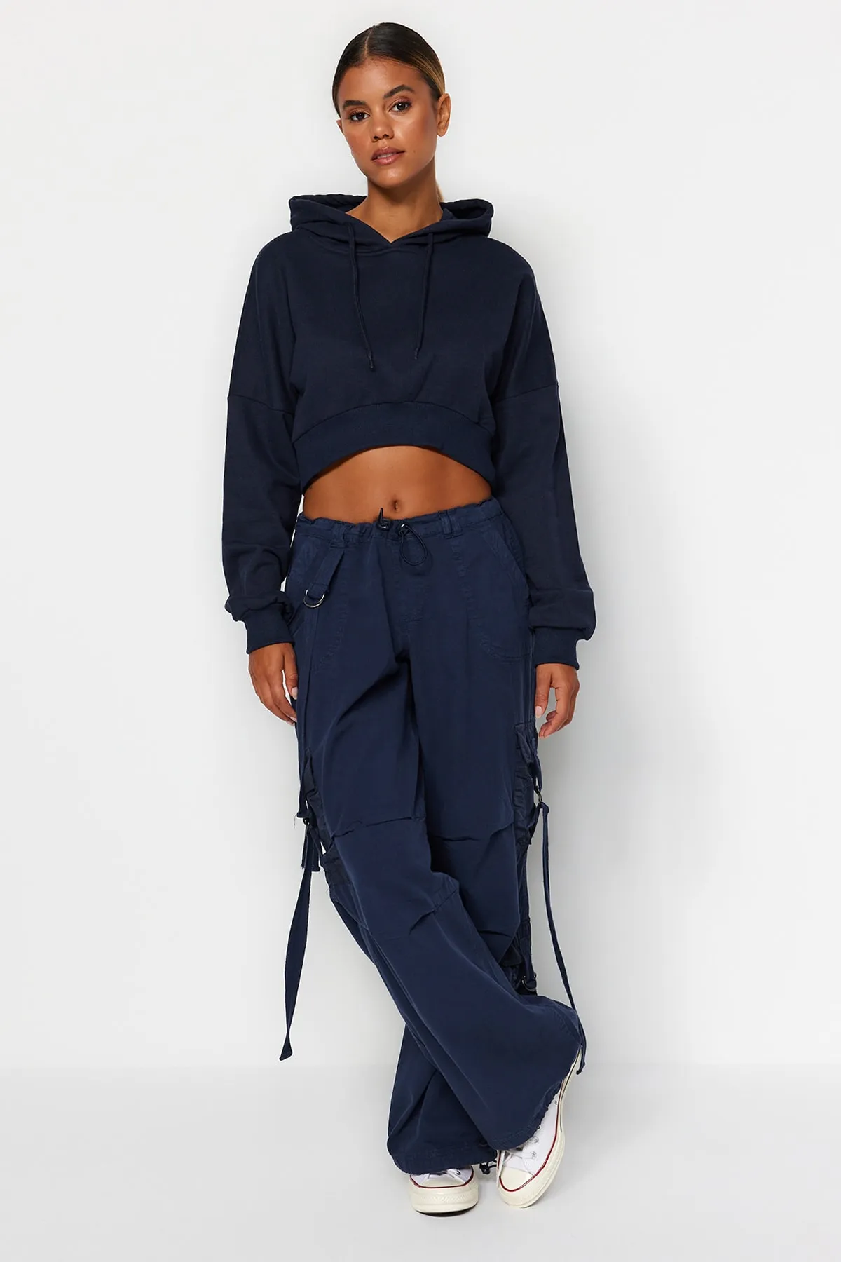 Trendyol Collection  Marineblaue Cargo-Taschen-Jogging-Jeans mit normaler Taille TWOAW24JE00216