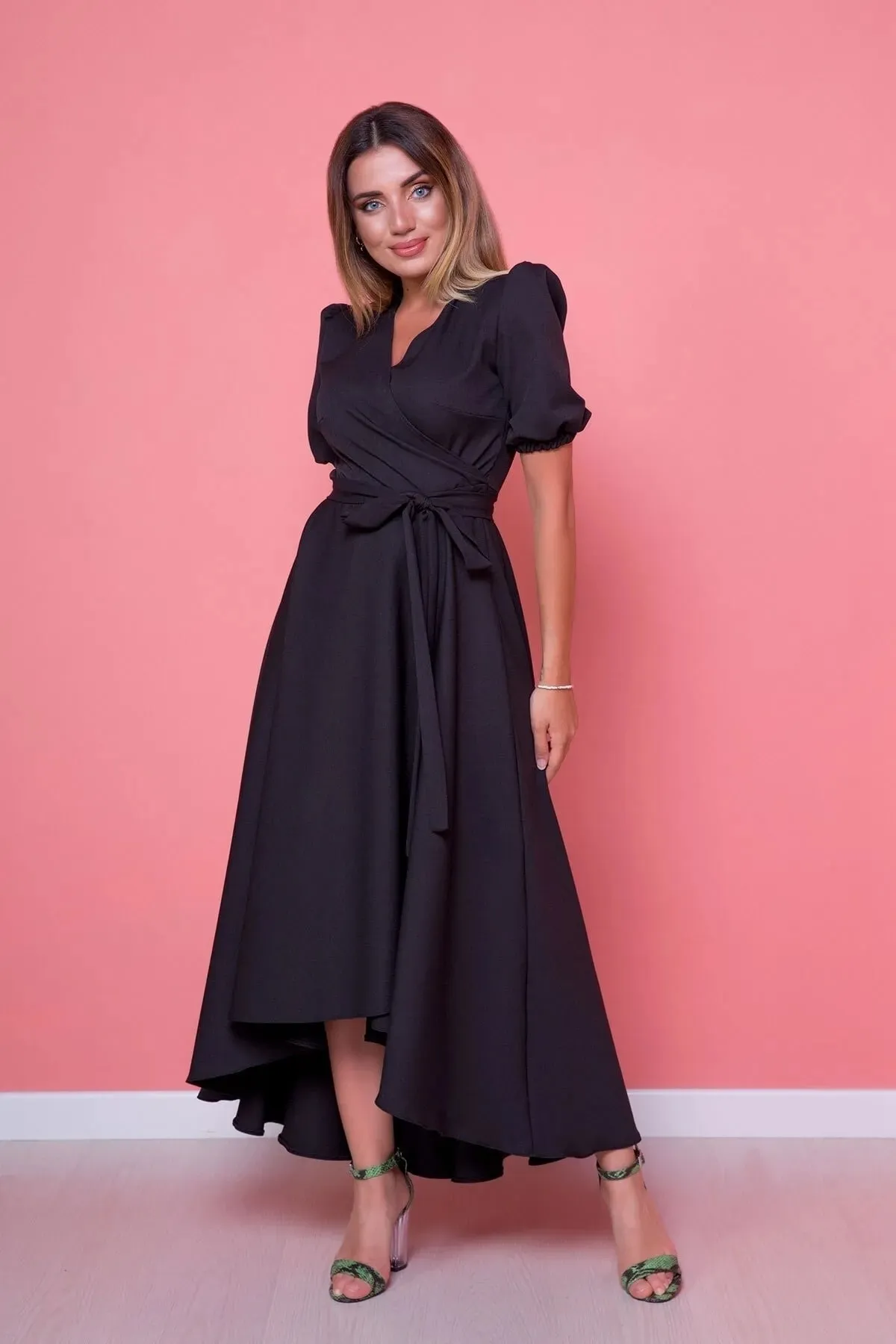 lovebox  Flexibles Damenkleid aus Atlas-Stoff mit Gürtel, asymmetrischem Schnitt, Midi-Länge, zweireihiger Kragen, schwarz, ausgestelltes Kleid 410