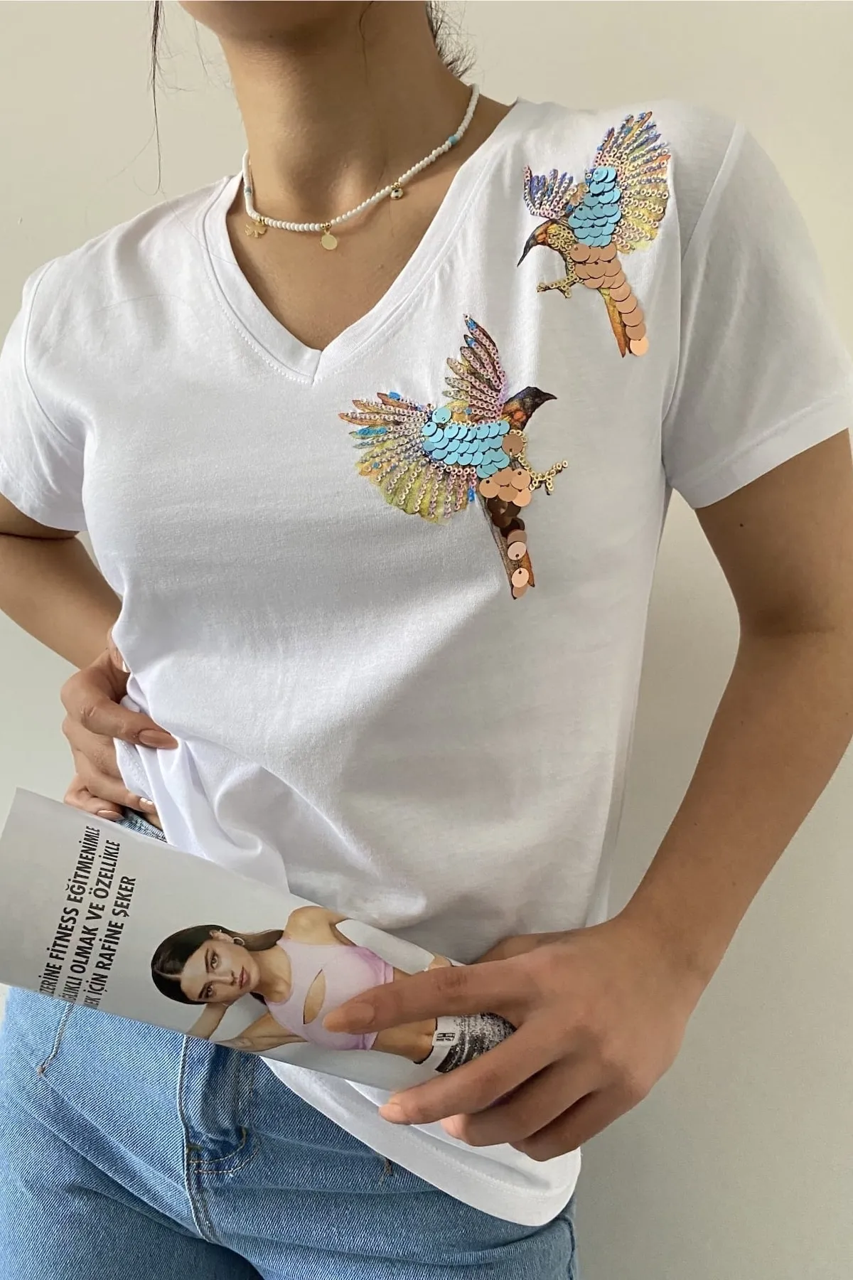 FEMELLE  Weißes T-Shirt für Damen mit V-Ausschnitt, Schulterpartie und Vogel-Pailletten-Stickerei, 100 % Baumwolle