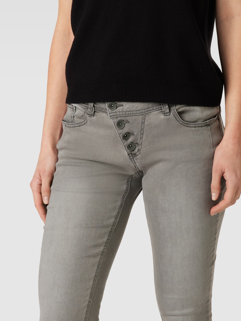 Jeans mit Label-Detail Modell 'Malibu' in hellgrau