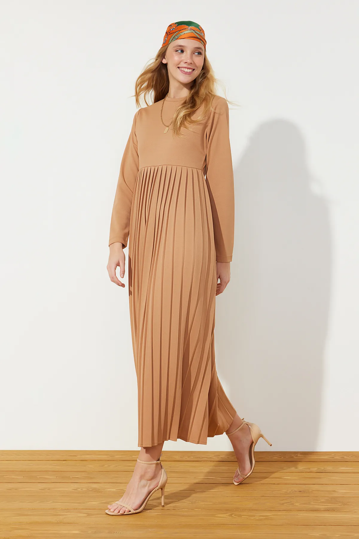 Trendyol Modest  Kamelfarbenes, plissiertes Scuba-Strickkleid mit Rock TCTAW24EL00000